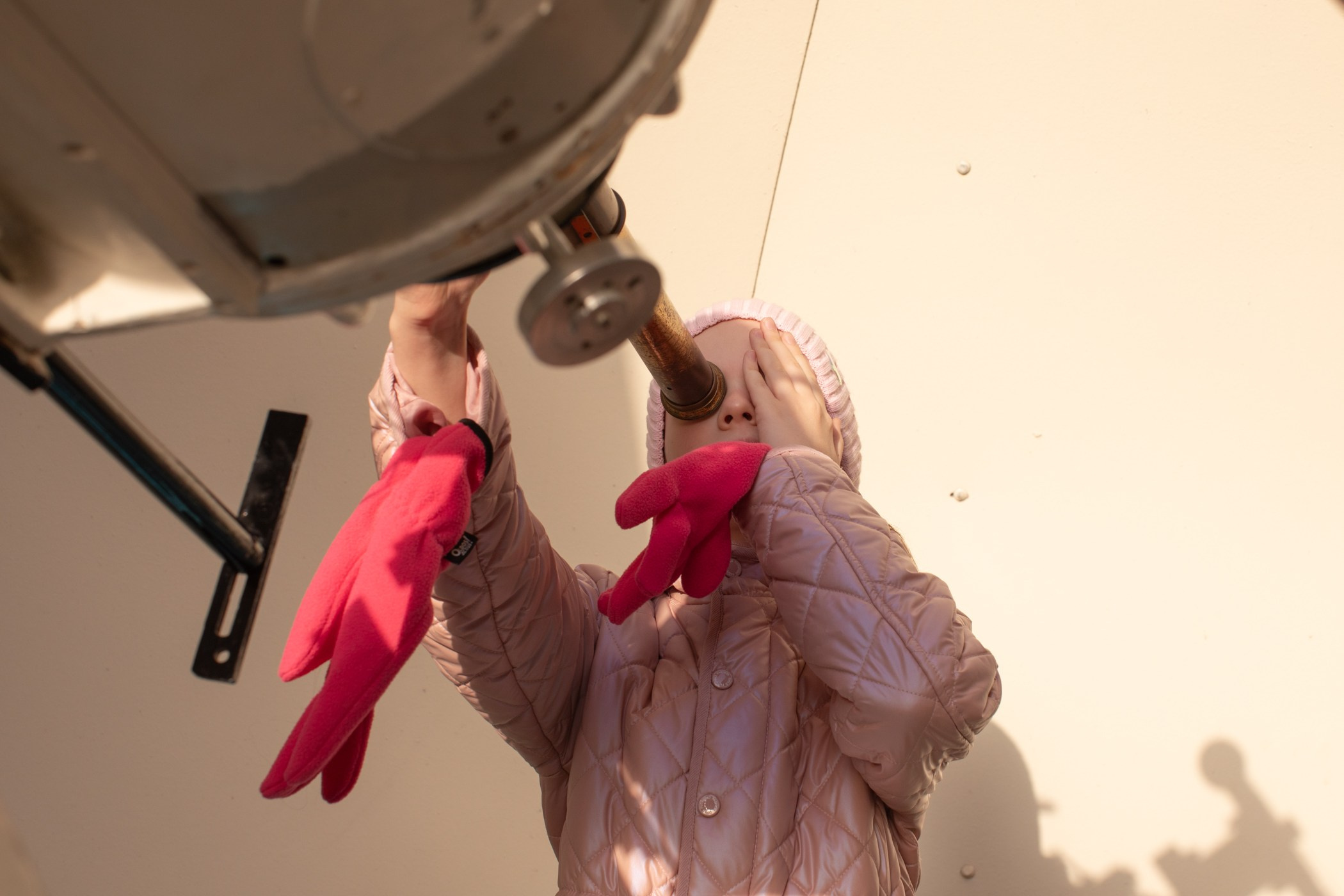 Ученица астрономического кружка ведет наблюдения в телескоп, Дворец творчества юных, Ижевск