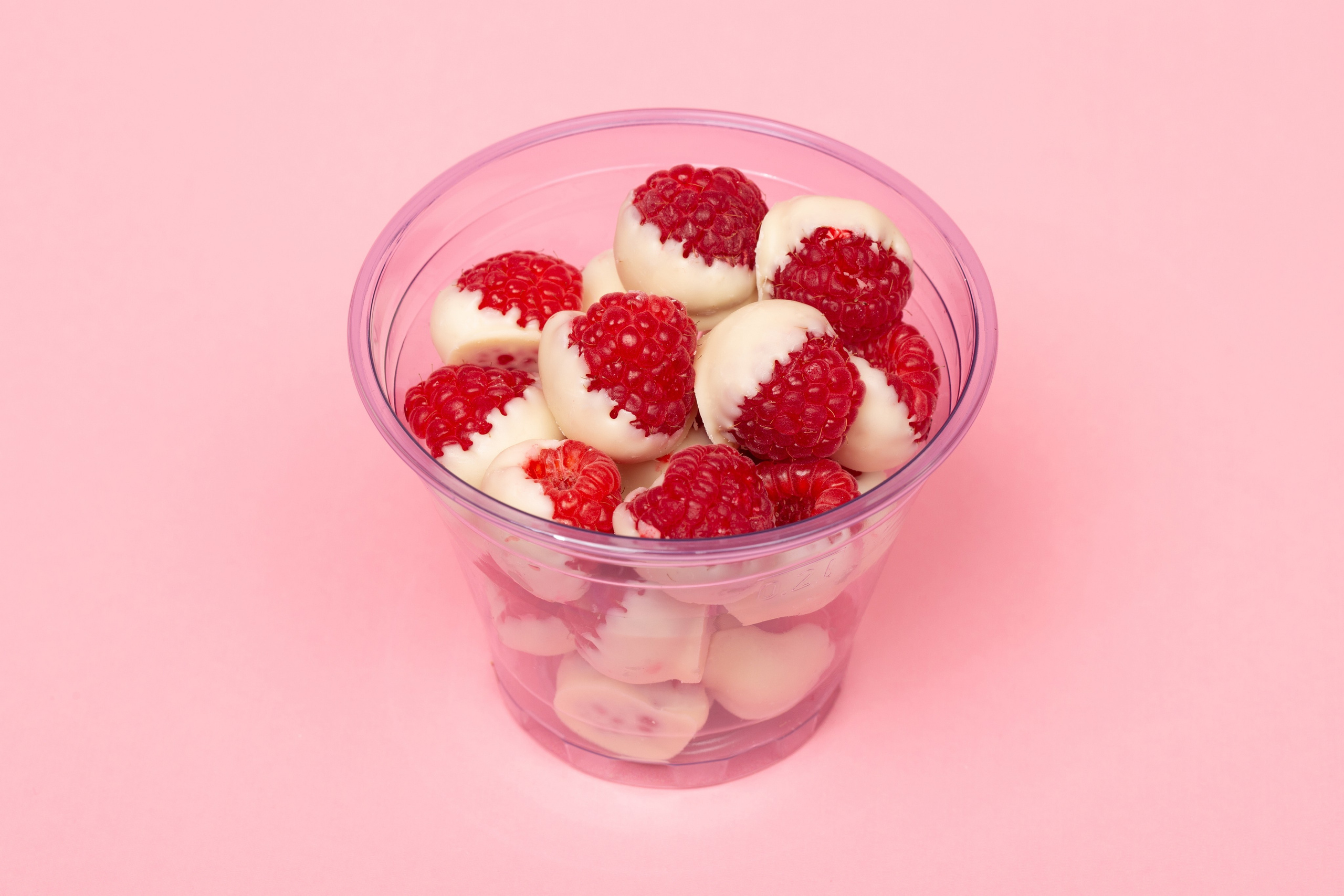 съемка для кафе, ресторана, horeca, фудфотограф, фотограф для ресторана сочи, фотограф для инстаграм сочи, съемка меню для кафе и ресторанов, создание контента для соцсетей сочи, контент для малого бизнеса сочи, фотограф Дарина Погодаева, съемка для доставки еды в Сочи, съемка напитков, клубника в шоколаде, фрукты в шоколаде, ягоды в шоколаде, подарочная коробка, еда на цветном фоне, еда на розовом фоне, малина в шоколаде, стакан ягод