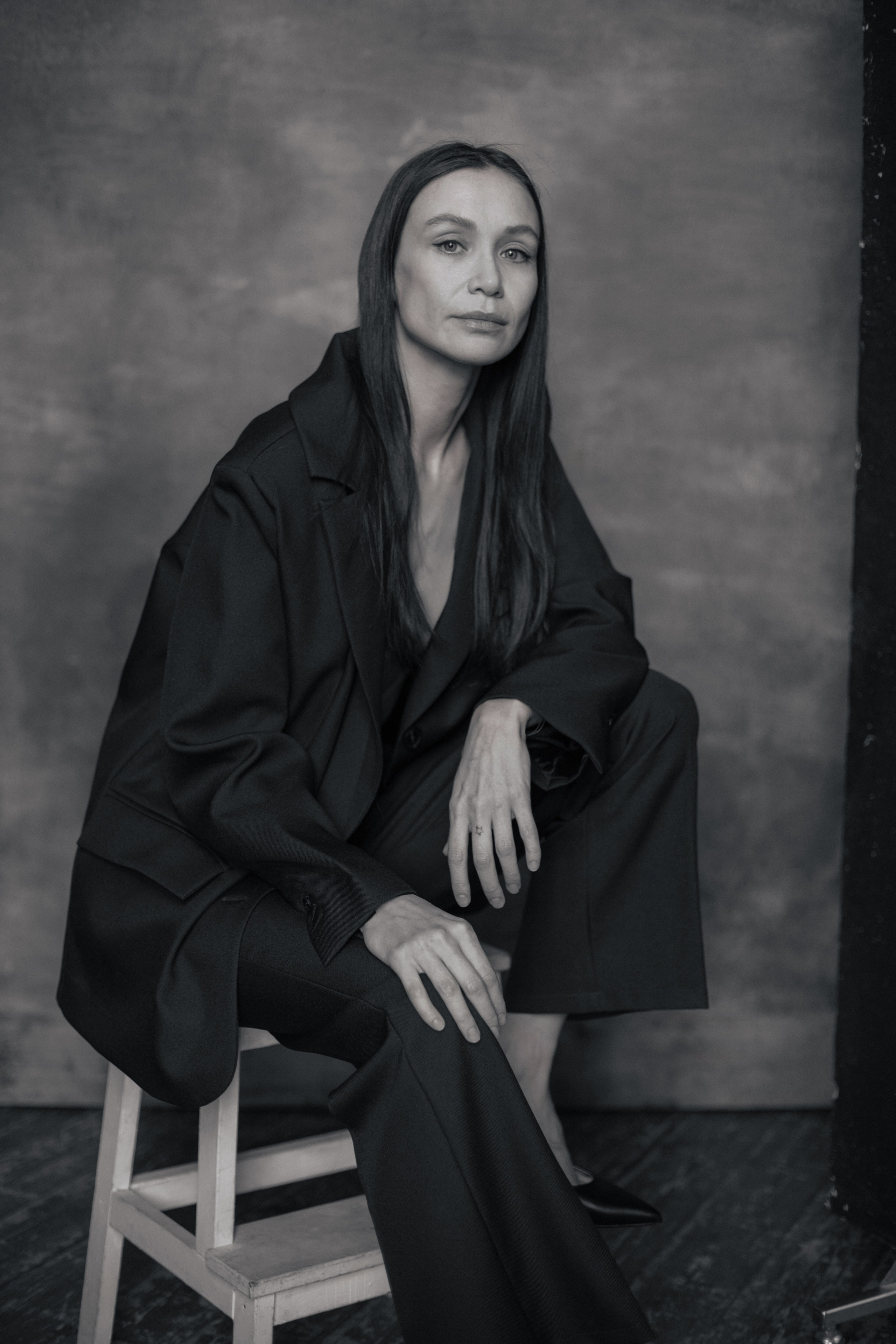 стильный минималистичный портрет девушки на стуле в студии, фотосессия в фотостудии