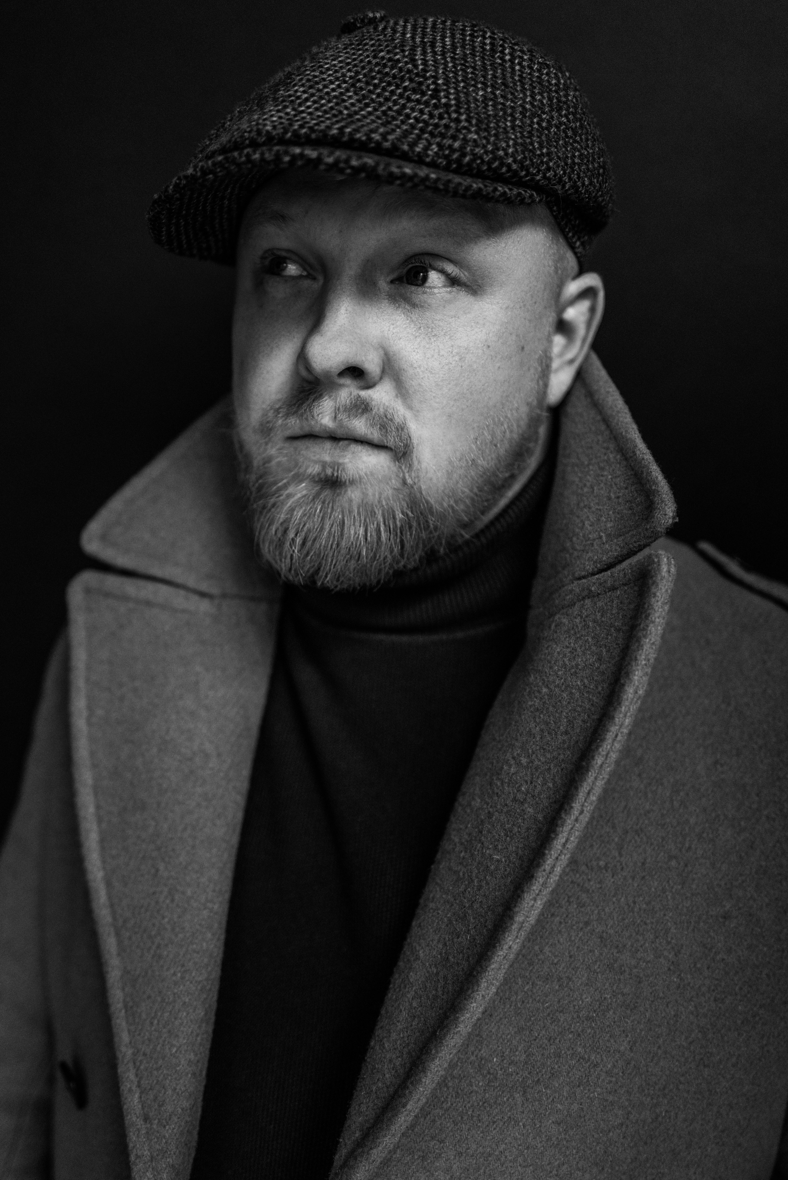 Портрет мужчины с бородой, черно-белая фотография.