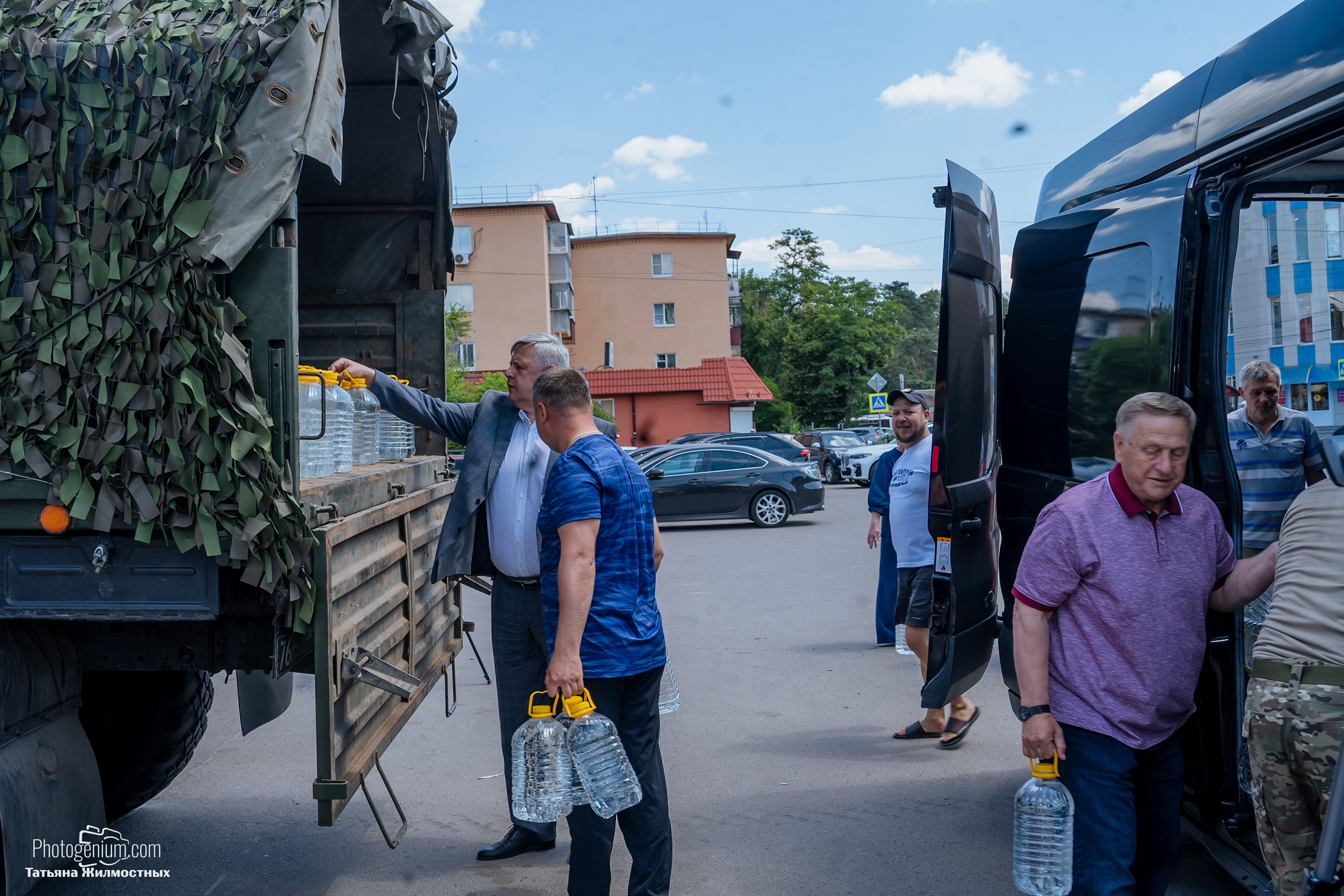 8 июня «Патриоты из Курска» сбор гуманитарной помощи у кинотеатра «Родина». Фотограф Нижний Новгород Татьяна Кейод