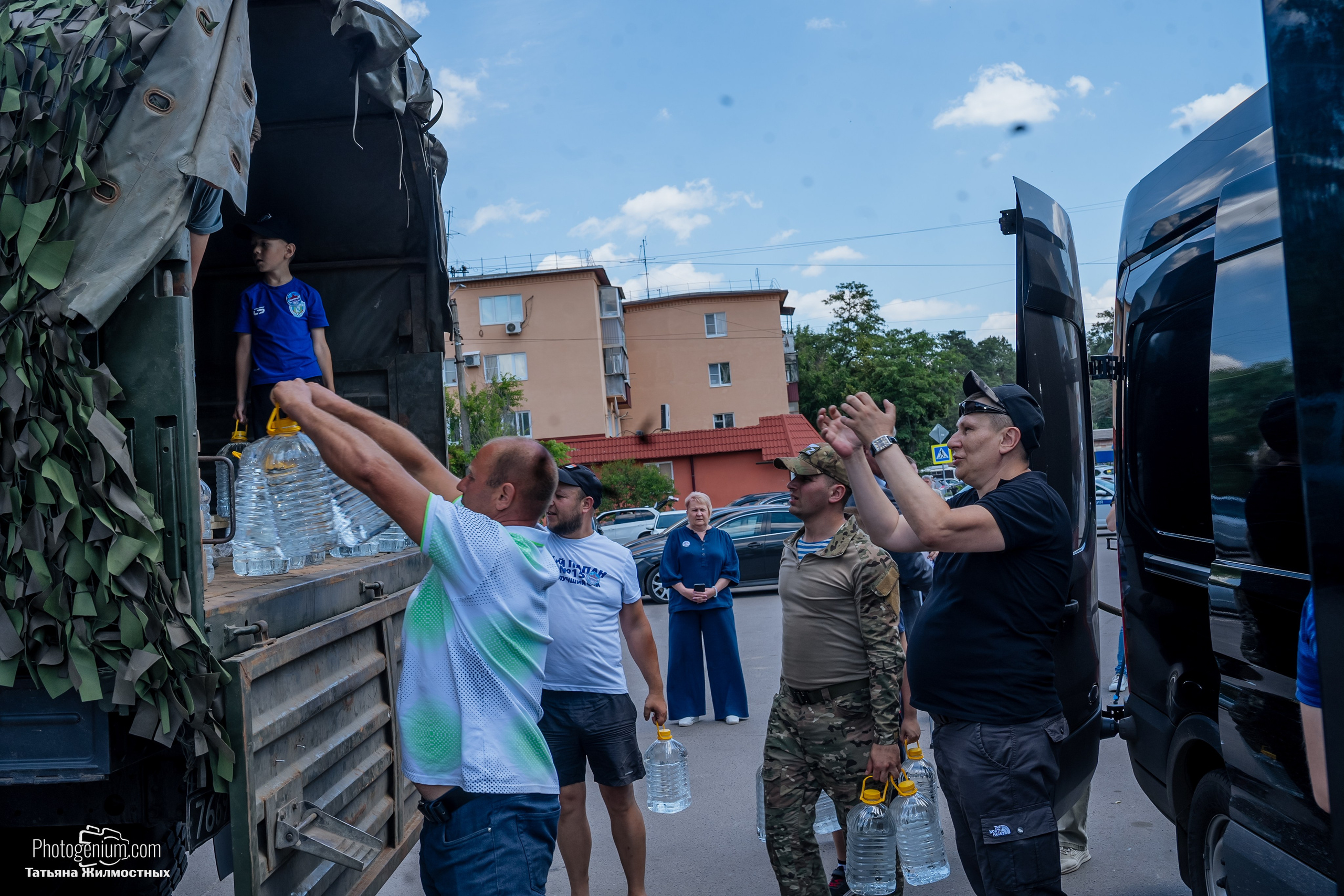 8 июня «Патриоты из Курска» сбор гуманитарной помощи у кинотеатра «Родина». Фотограф Нижний Новгород Татьяна Кейод