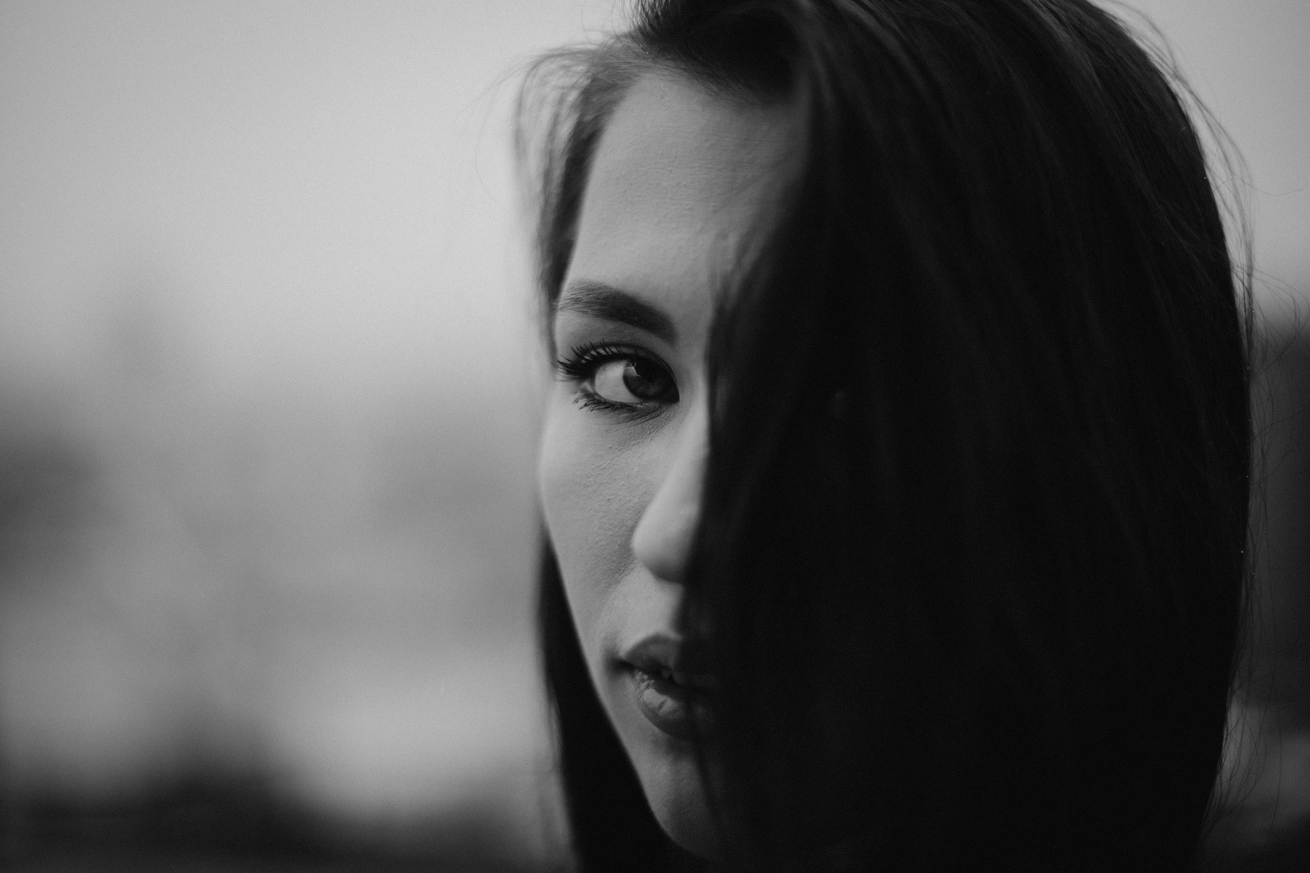 Черно-белая женская фотосессия на крыше в Красноярске