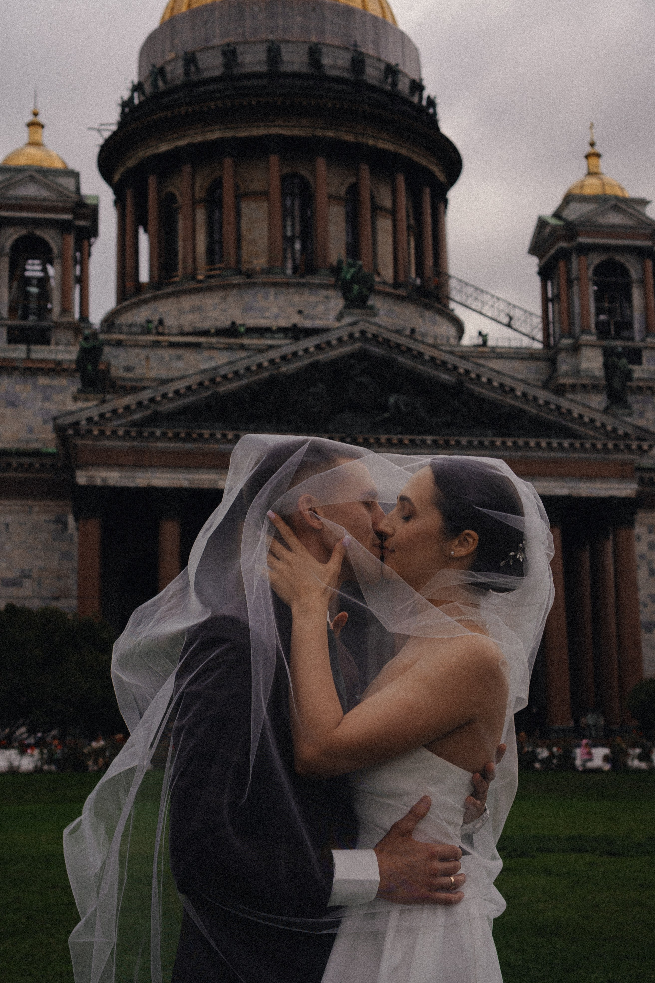СВАДЕБНАЯ ПРОГУЛКА В САНТК-ПЕТЕРБУРГЕ (ИСАКИЕВСКИЙ СОБОР, ЗИМНЯЯ КАНАВКА, ЭРМИТАЖ И БОЛЬШАЯ МОРСКАЯ УЛИЦА). Профессиональный фотограф, Санкт-Петербург — Виктория Богомолова