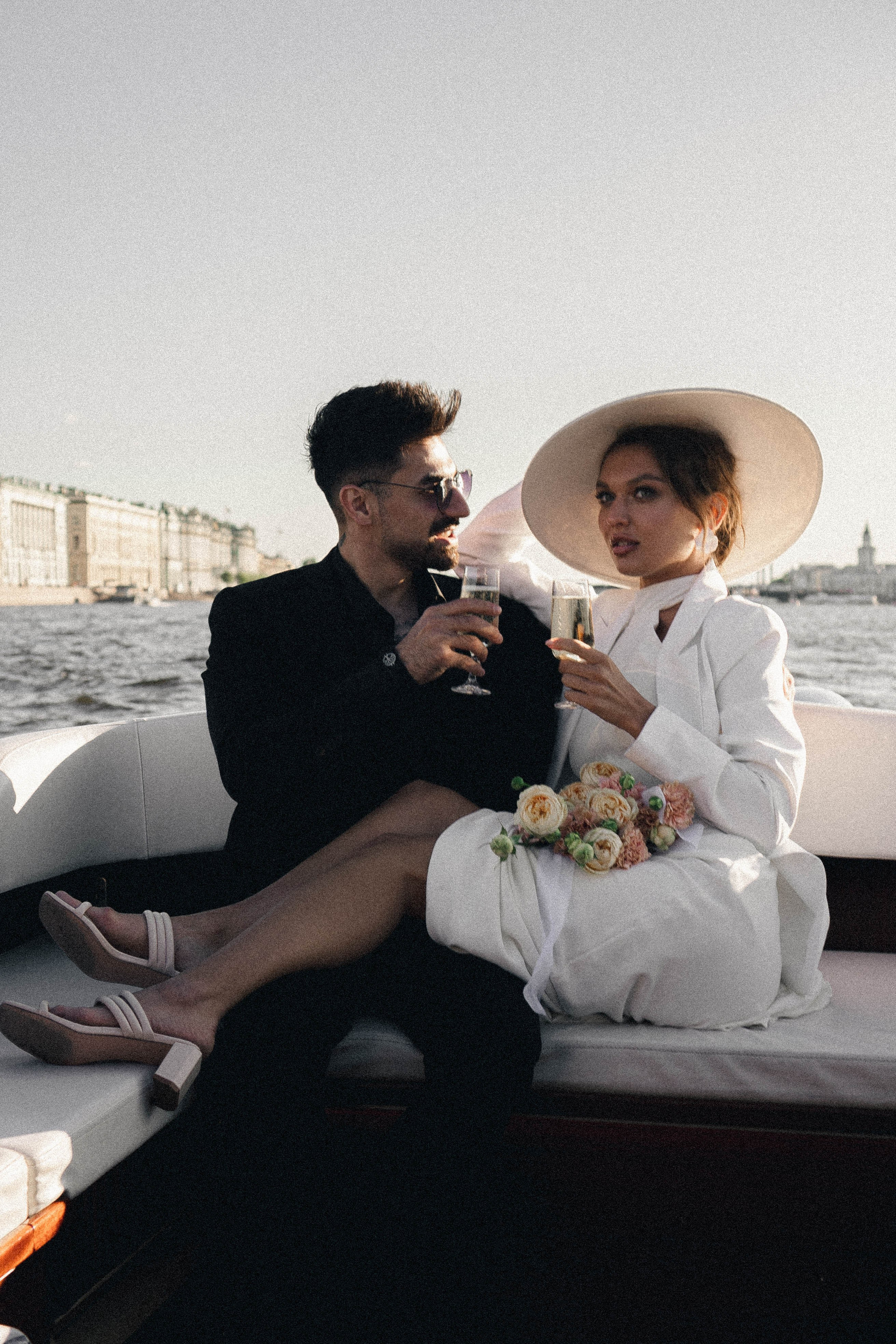 СВАДЕНБНАЯ СЬЕМКА НА КАТЕРЕ ПО КАНАЛАМ САНКТ-ПЕТЕРБУРГА И В АКВАТОРИИ НЕВЫ. Профессиональный фотограф, Санкт-Петербург — Виктория Богомолова