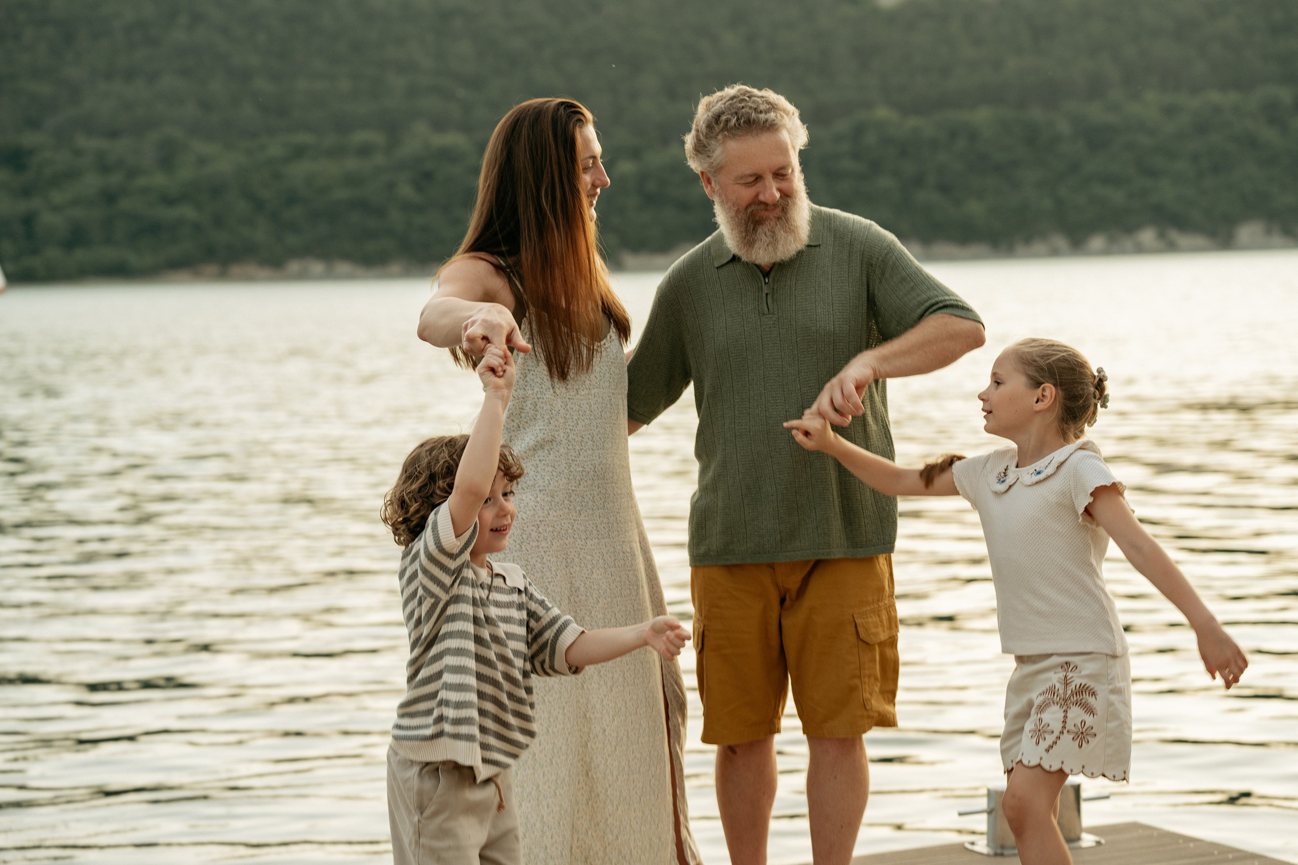 Сын показывает фокусы семье в Абрау-Дюрсо – смех и удивление