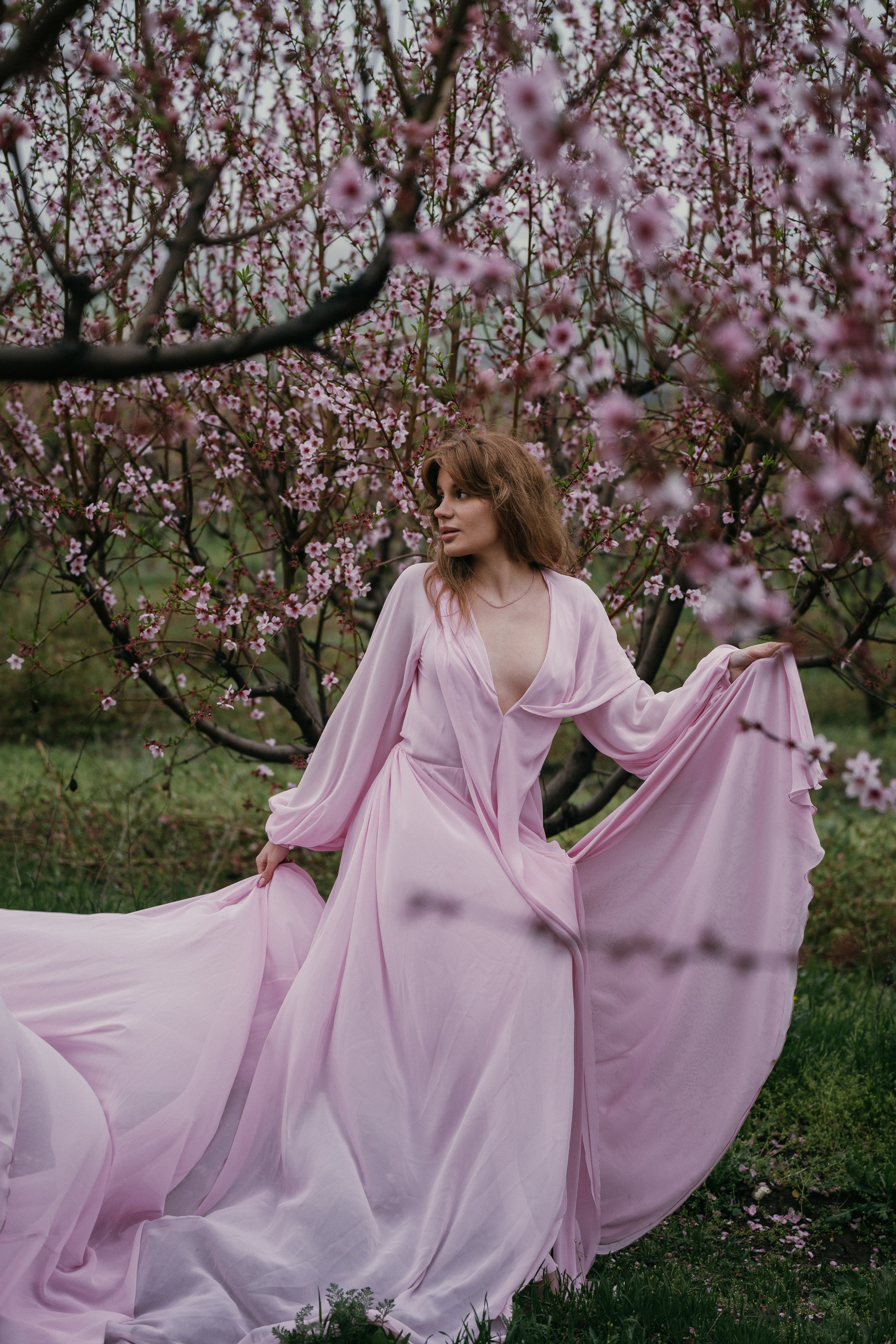 Девушка в розовом - живое воплощение весны среди цветущего сада