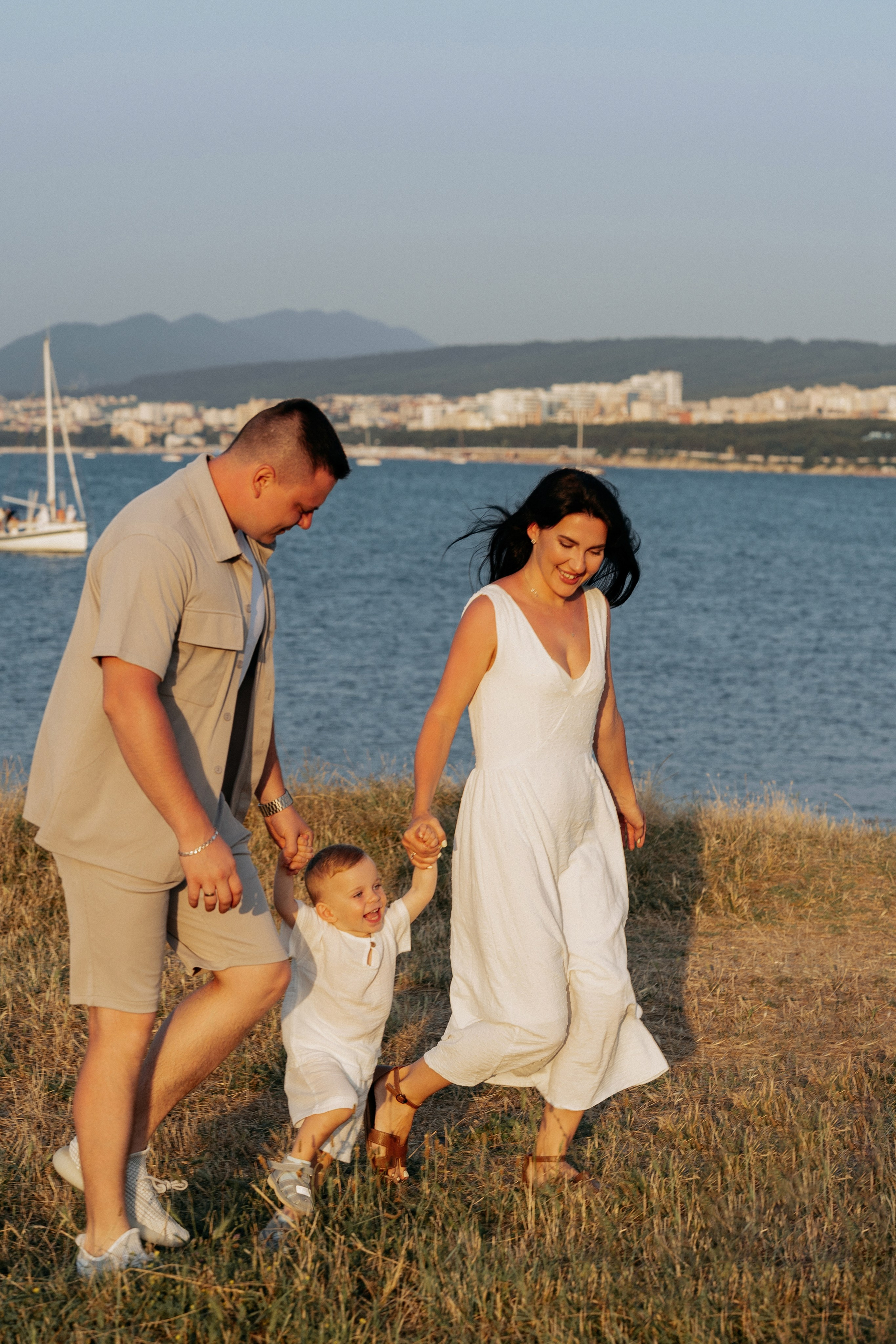 Фотограф в Геленджике запечатлел счастливую семью на фоне заката