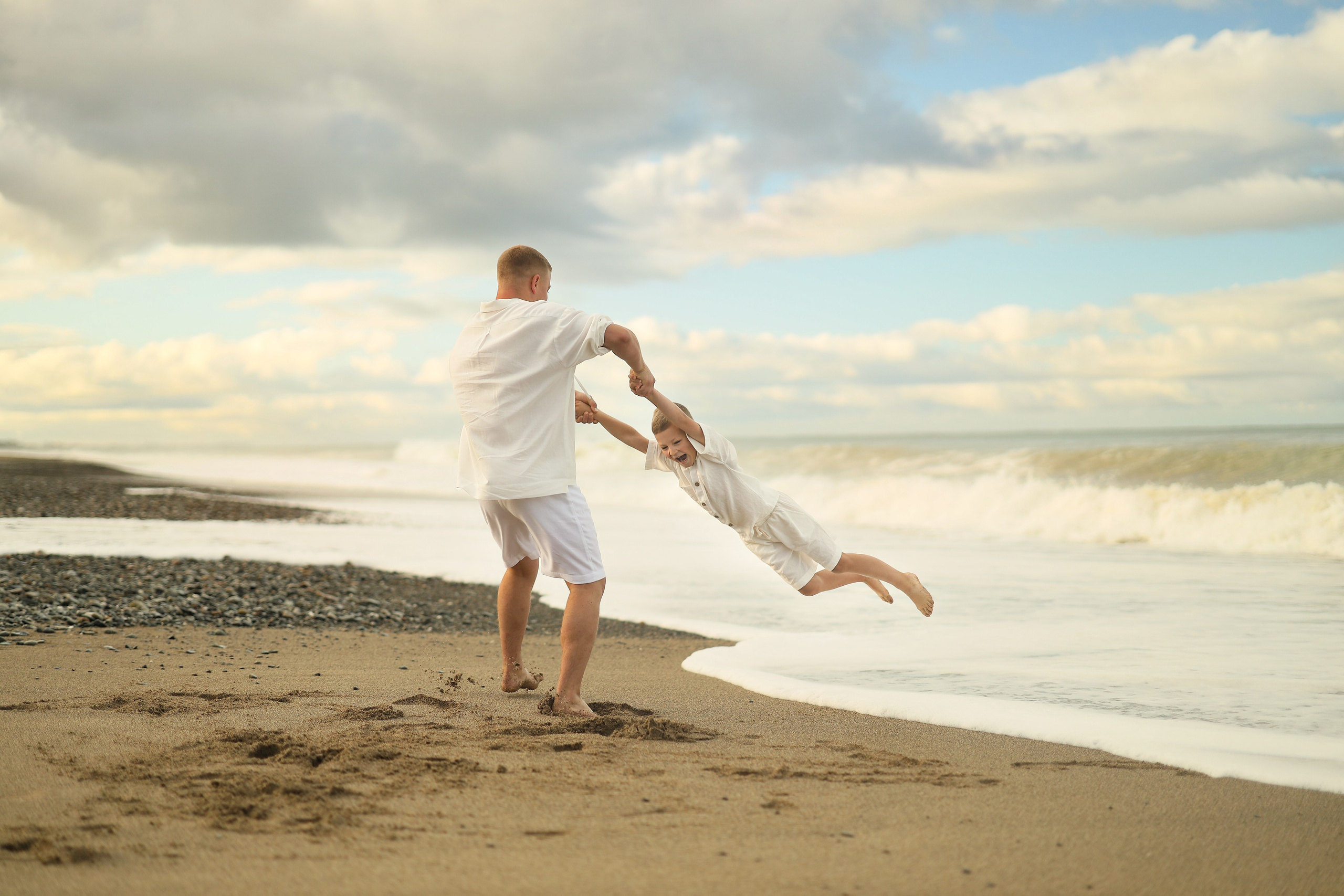Семейная фотосессия на пляже в Сухуме. Свадебный и семейный фотограф в Абхазии Жанна Соснина