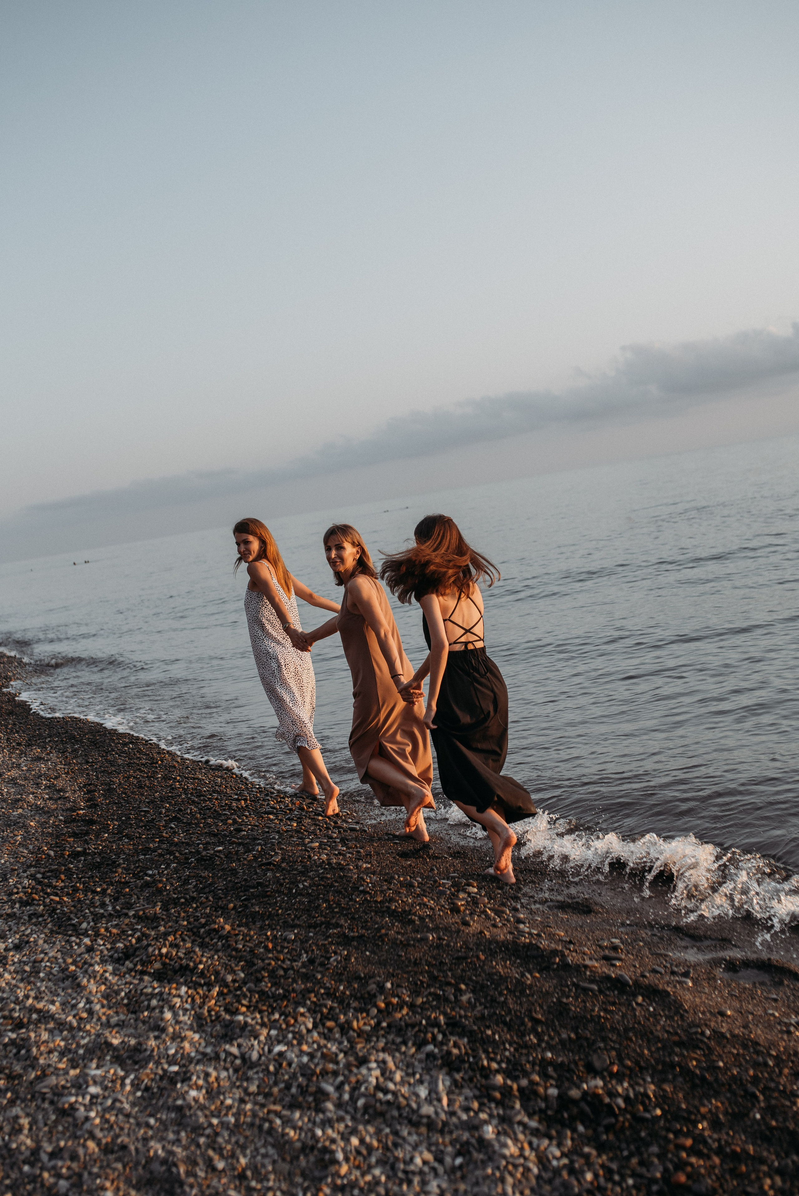 Семейная фотосессия мамы с дочками на берегу моря в Сочи Сириус Адлер. Фотограф в Сочи — Маргарита Поганова