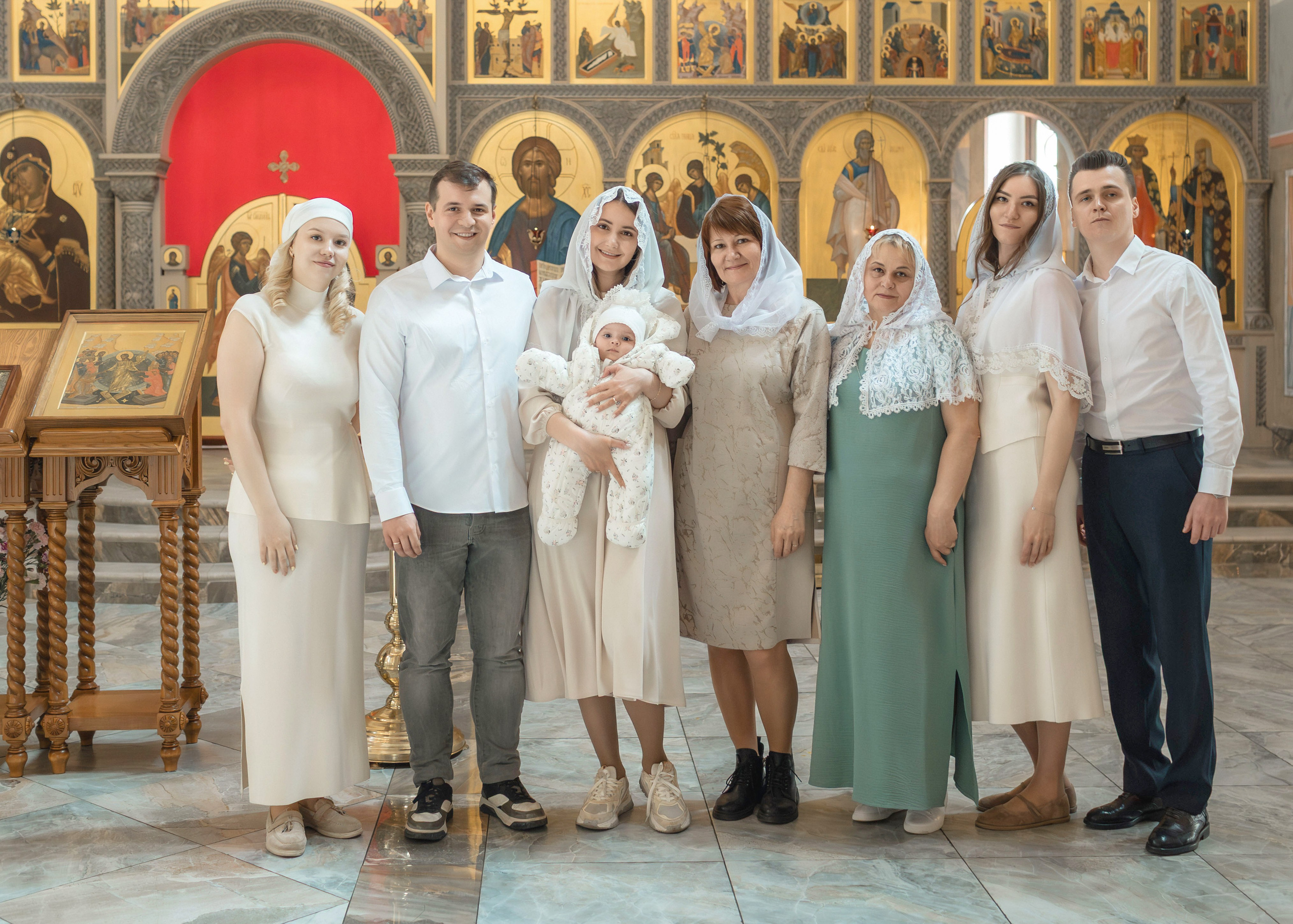 Семейная фотосъёмка возле икон после крещения ребёнка