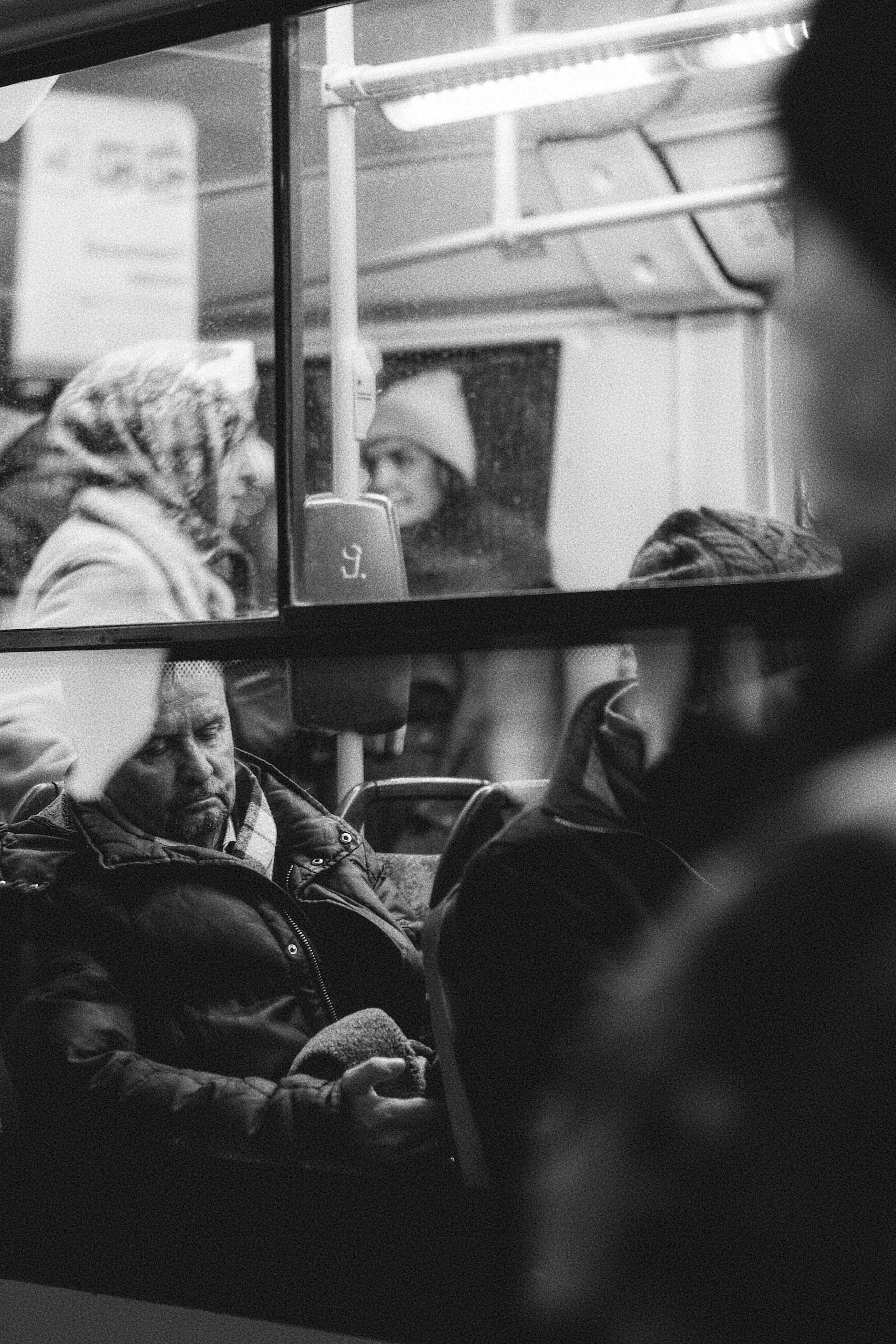 задремавший в автобусе мужчина и пассажиры