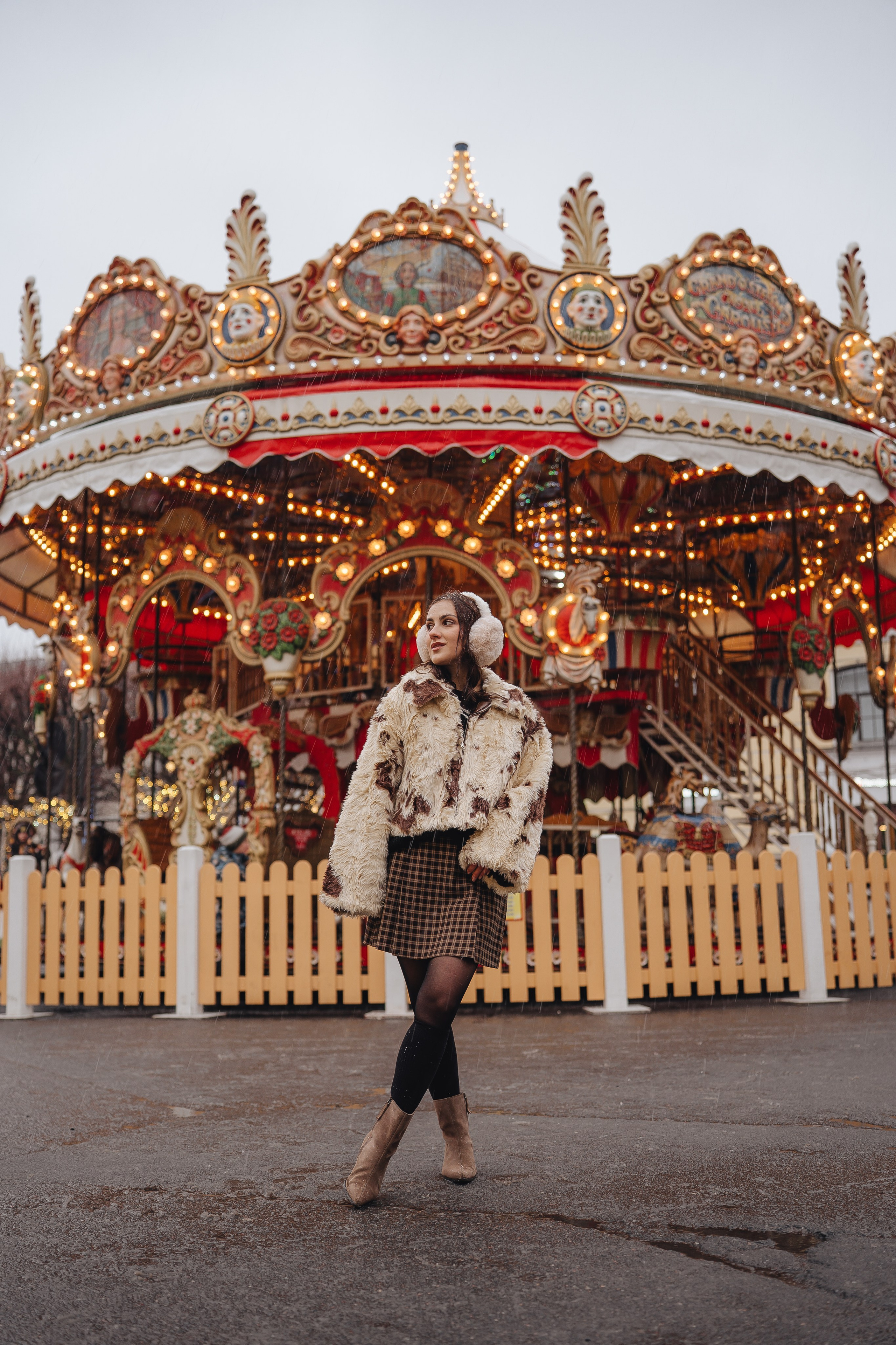 ПРОГУЛКА НА МАНЕЖНОЙ ПЛОЩАДИ ДЛЯ ДЕВУШКИ ПЕРЕД НОВЫМ ГОДОМ (НОВОГОДНЯЯ ФОТОСЕССИИЯ НА МАНЕЖНОЙ ПЛОЩАДИ). Профессиональный фотограф, Санкт-Петербург — Виктория Богомолова