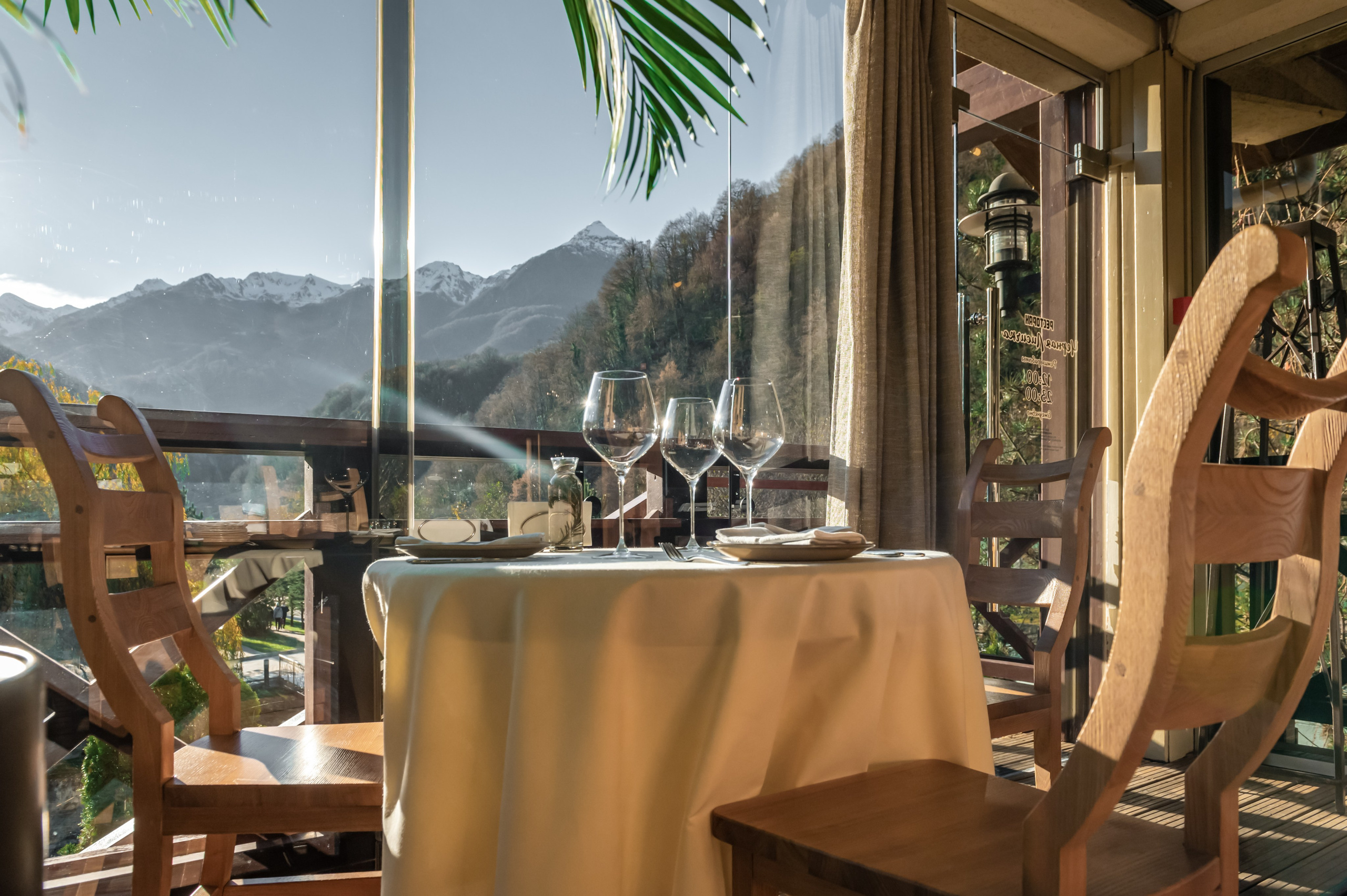 Ресторан «Черная Лисичка» на курорте Газпром Поляна. Репортажный фотограф в Красной Поляне и Сочи Павлюченко Екатерина