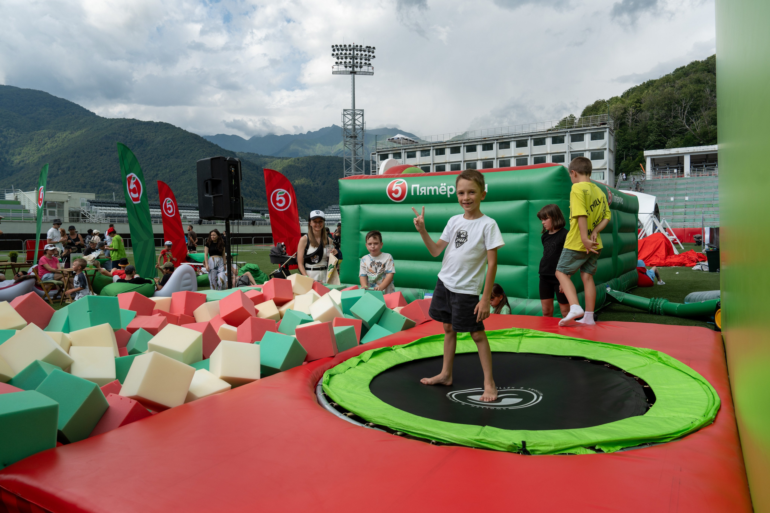 Фотоотчет партнеской интеграции для сети «Пятерочка» на фестивале «Grounded». Репортажный фотограф в Красной Поляне и Сочи Павлюченко Екатерина