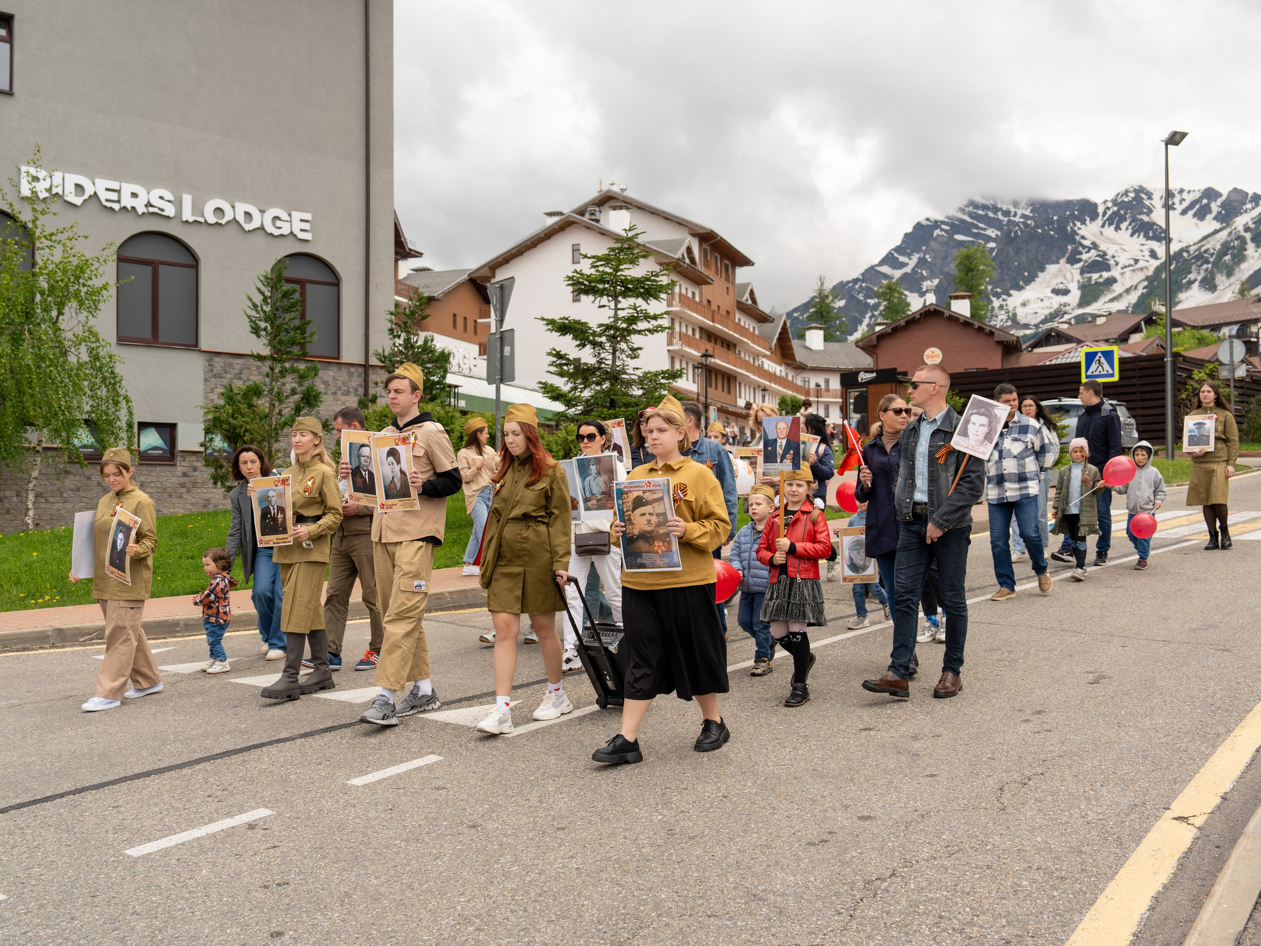 Шествие бессмертного полка 9 мая 2024 Rosa Springs. Репортажный фотограф в Красной Поляне и Сочи Павлюченко Екатерина