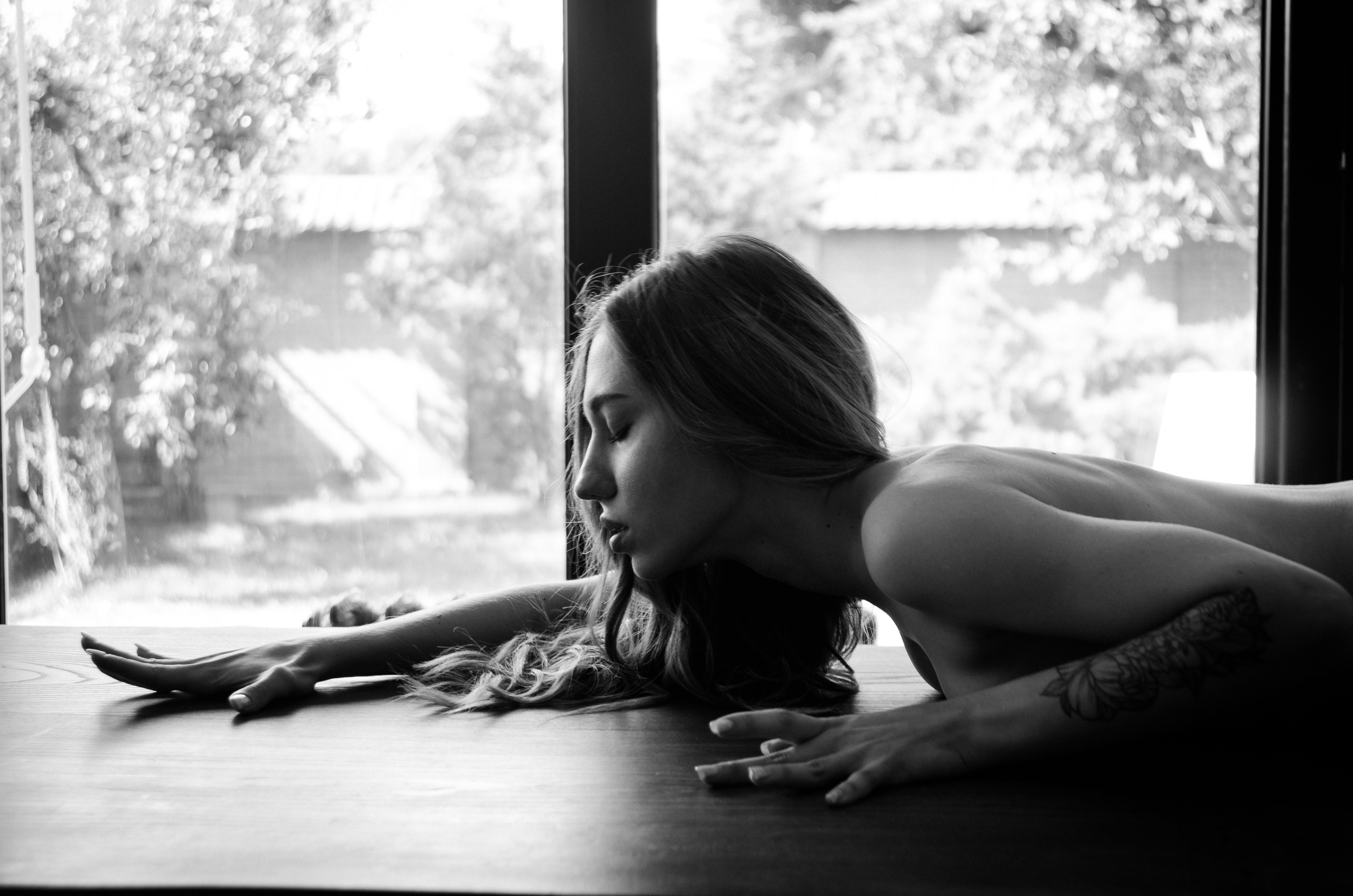 Будуарная фотосессия для Вики в стильной студии на терассе. Будуарный и портретный фотограф в Ростове-на-Дону Нина Чубарьян