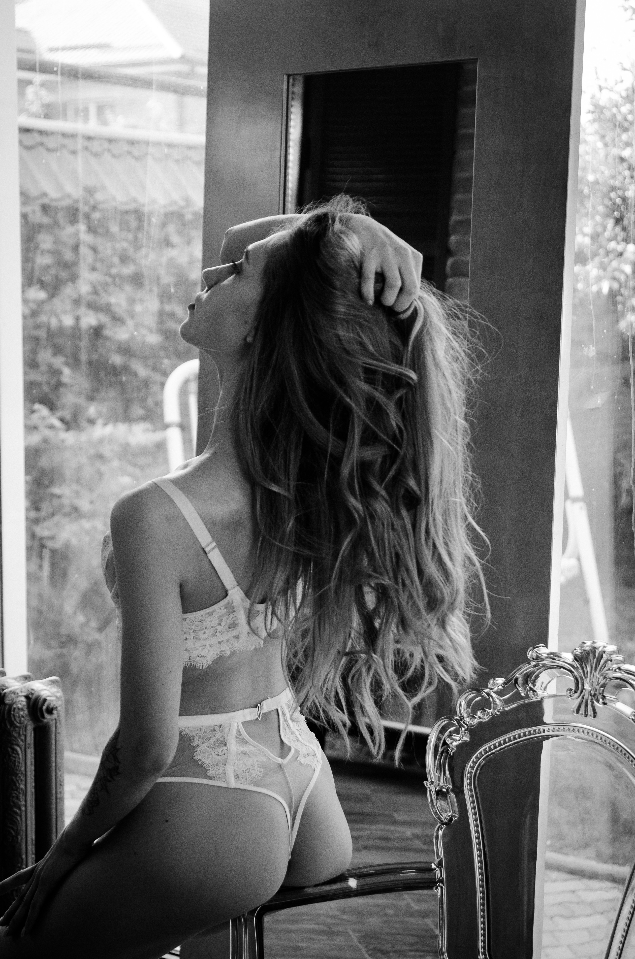 Будуарная фотосессия для Вики в стильной студии на терассе. Будуарный и портретный фотограф в Ростове-на-Дону Нина Чубарьян