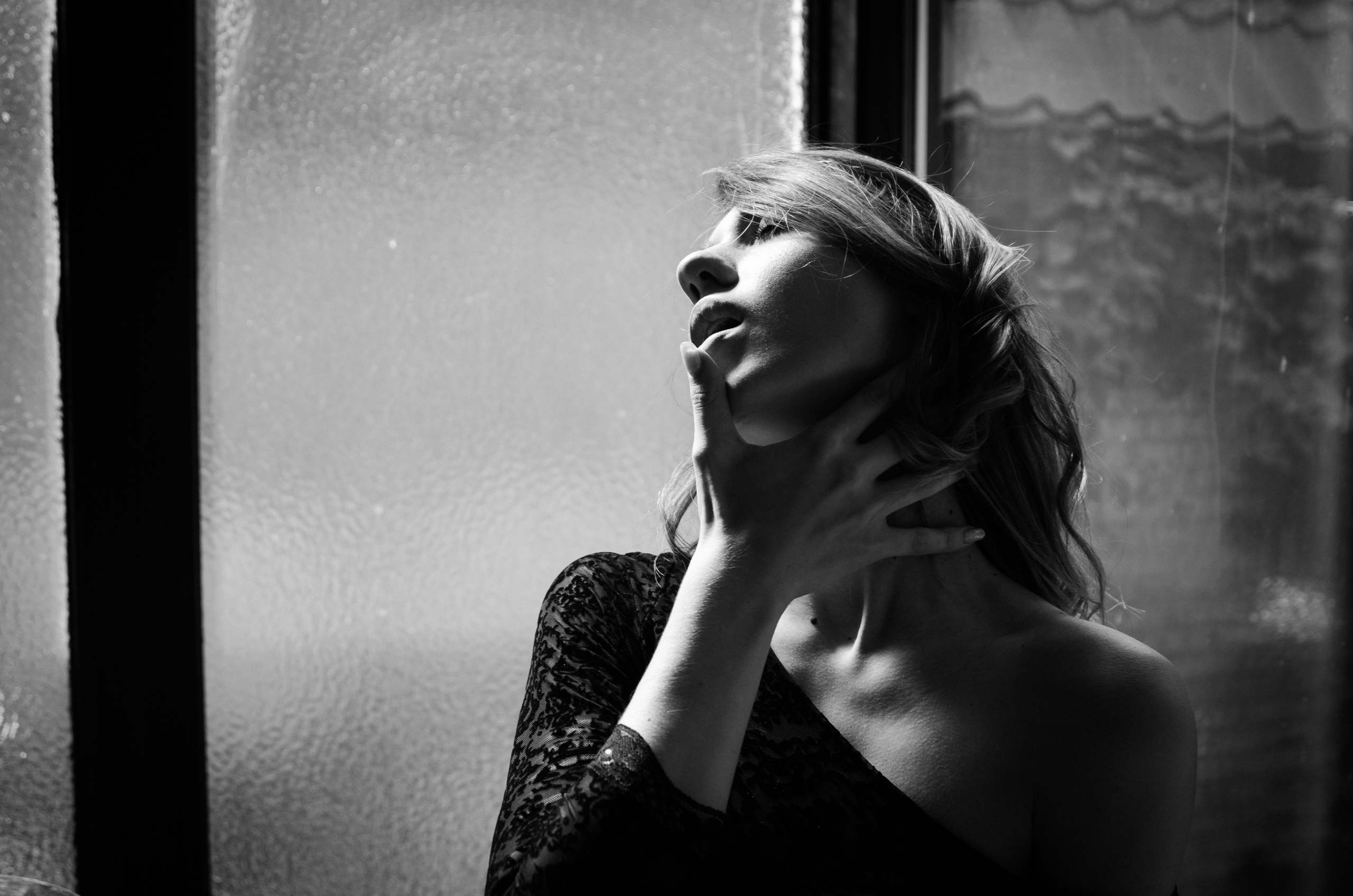 Будуарная фотосессия для Вики в стильной студии на терассе. Будуарный и портретный фотограф в Ростове-на-Дону Нина Чубарьян