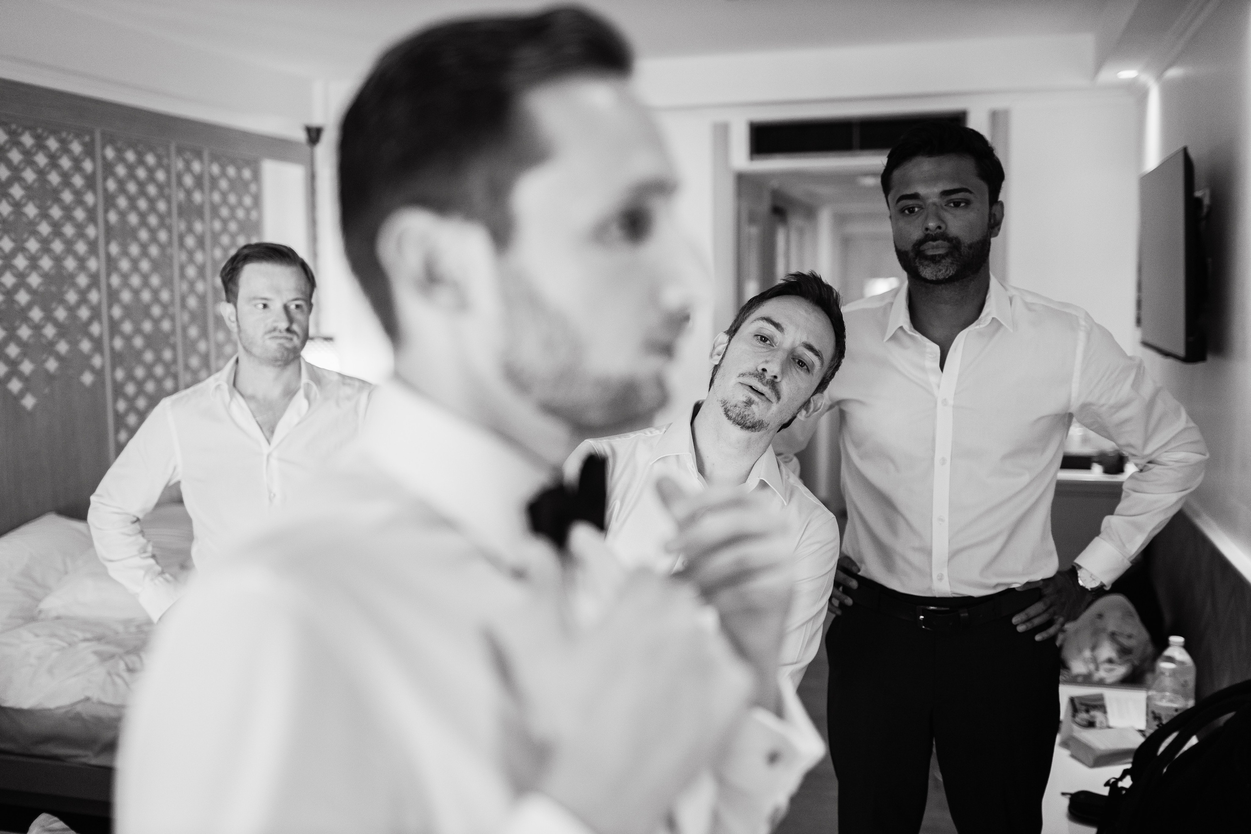 жених и друзья собираются в номере отеля на Пхукете