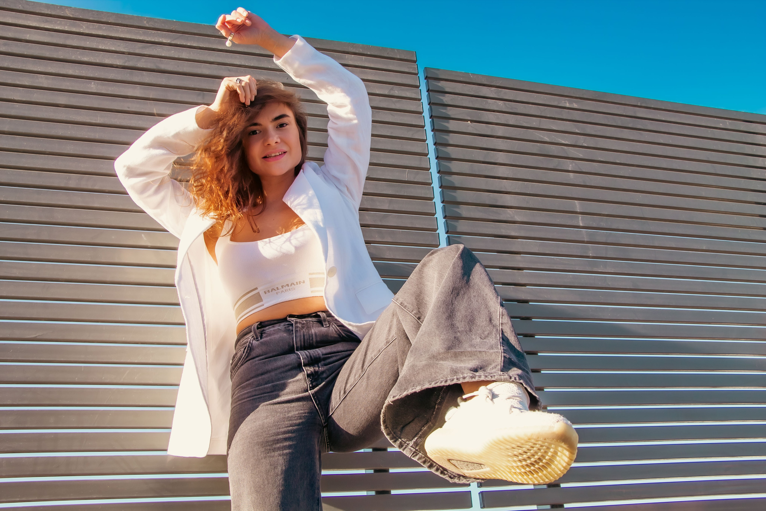 девушка в уличном танце