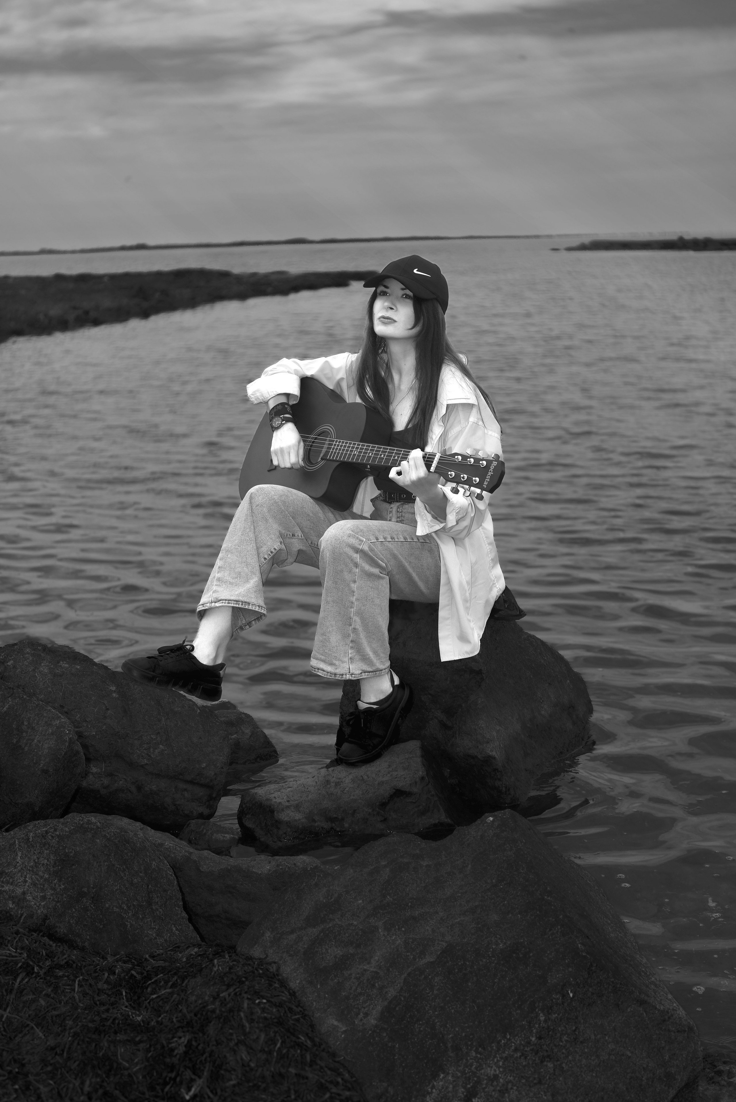 Девушка с гитарой. Главная