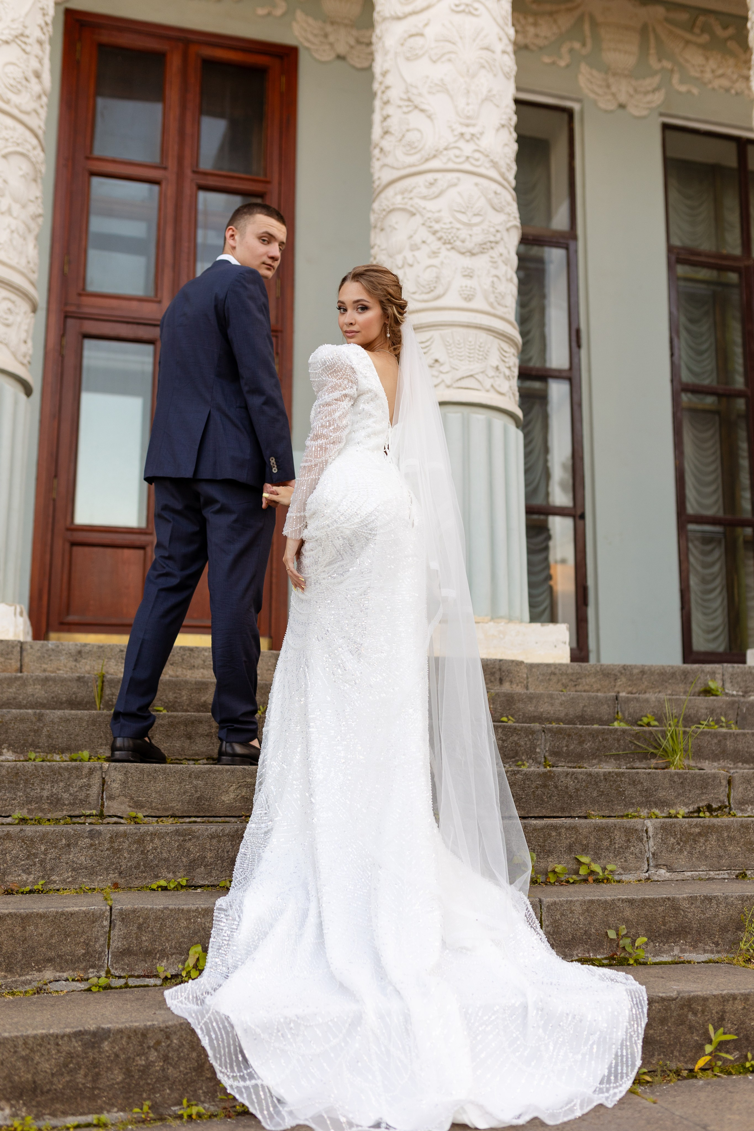 И опять струится по ступеням шлейф  шикарного подвенечного платья невесты.