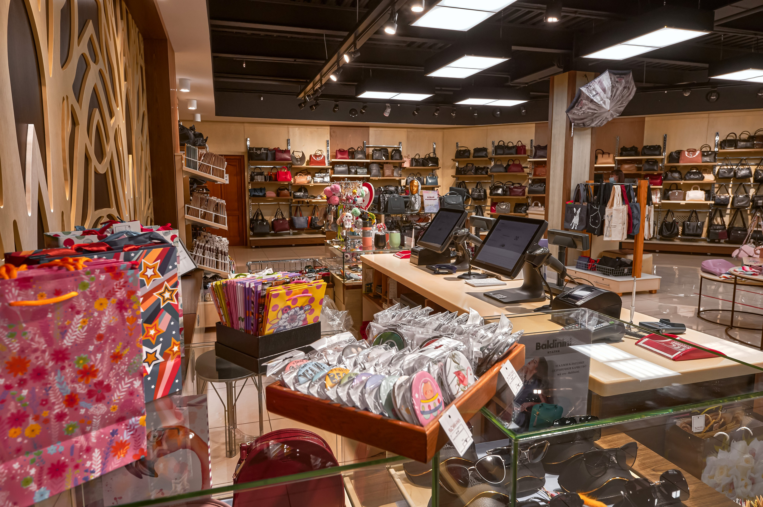 Портфолио по интерьерной и экстерьерной фотосъёмки: Мир сумок — Левый берег. Фотограф Яковлев Роман — Красноярск