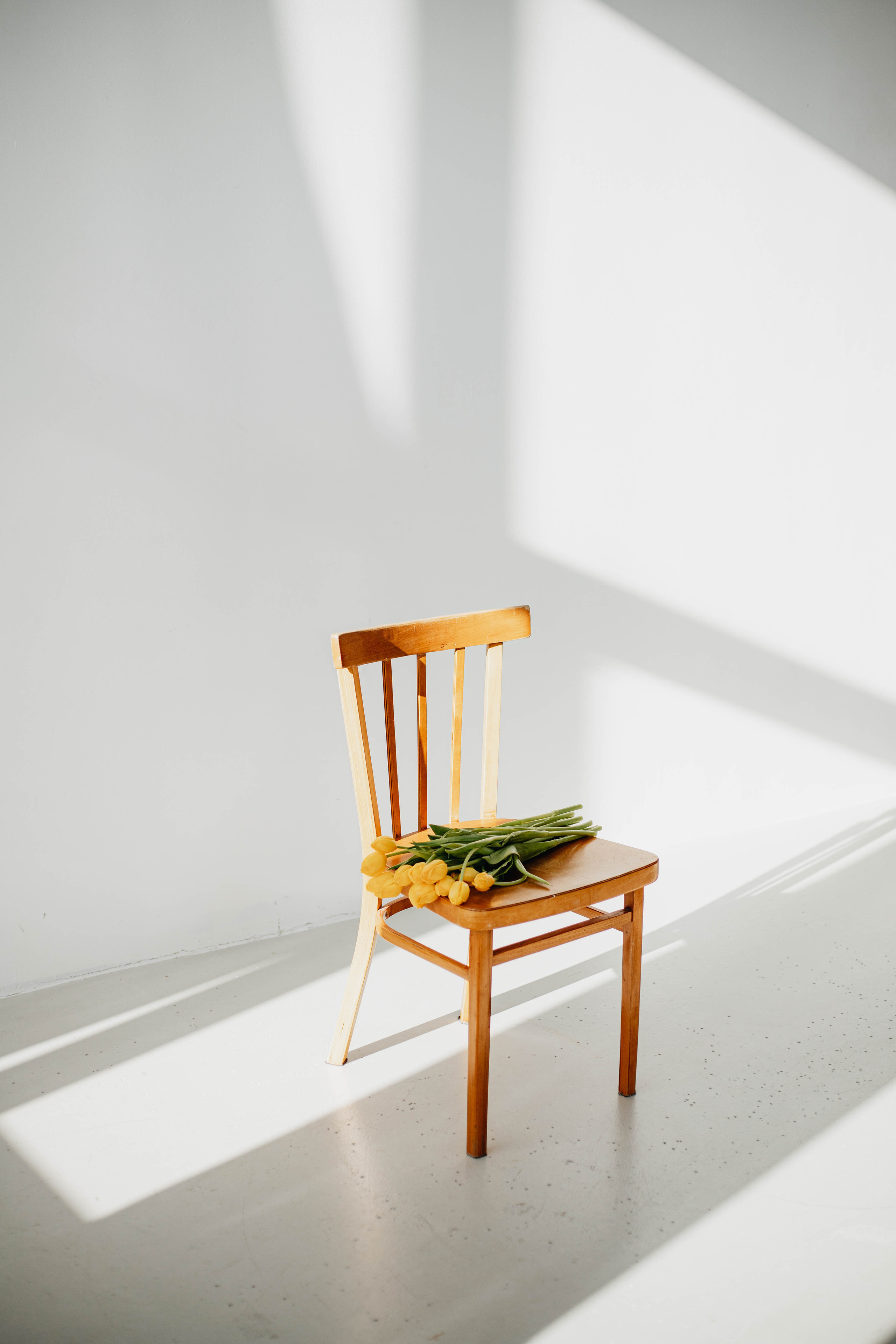 Полина и желтые тюльпаны. Фотограф Каролина