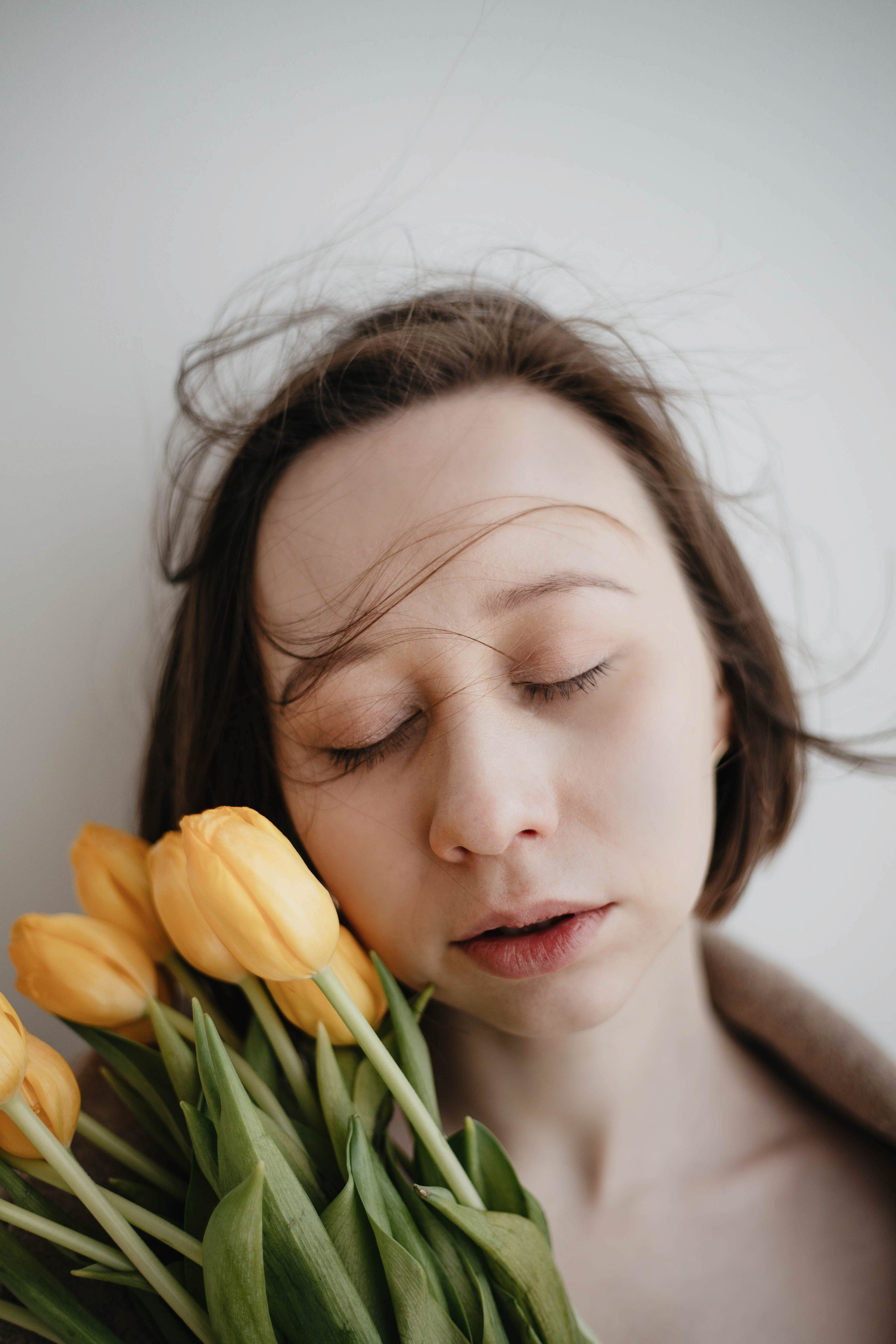 Полина и желтые тюльпаны. Фотограф Каролина