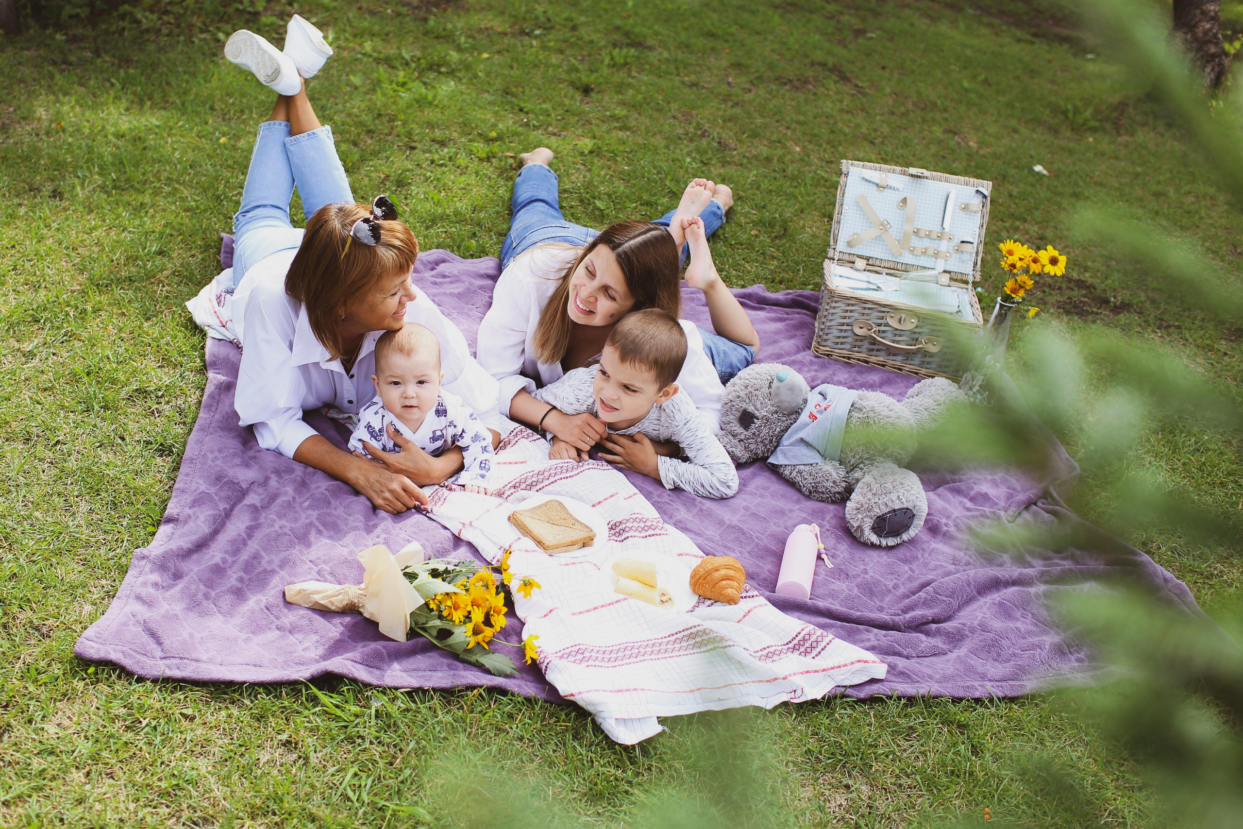 Пикник в парке / Когда вместе хорошо. Фотограф Омск Ольга Гинжул