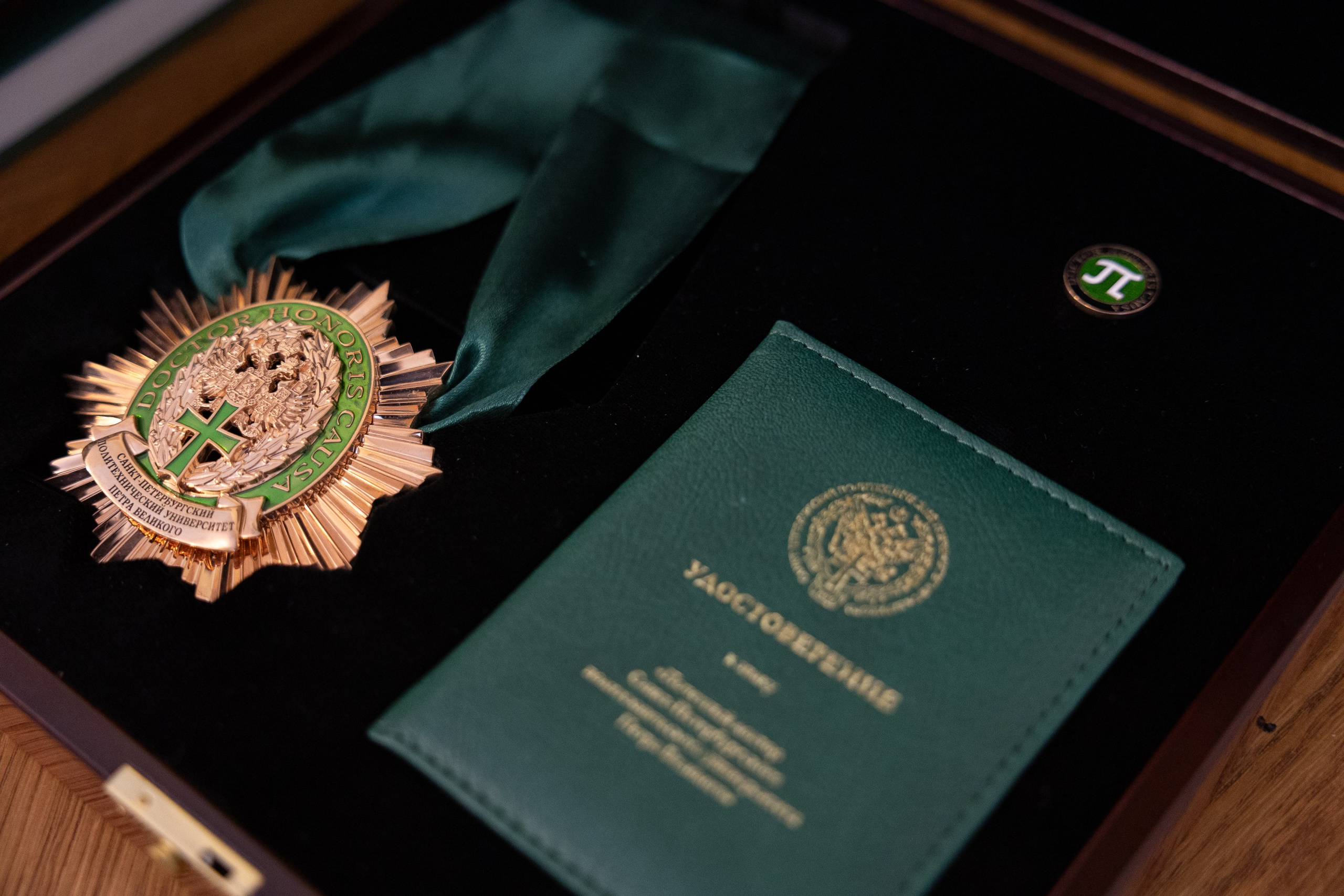 Вручение мантии Алексею Лихачёву. Cup of Bib