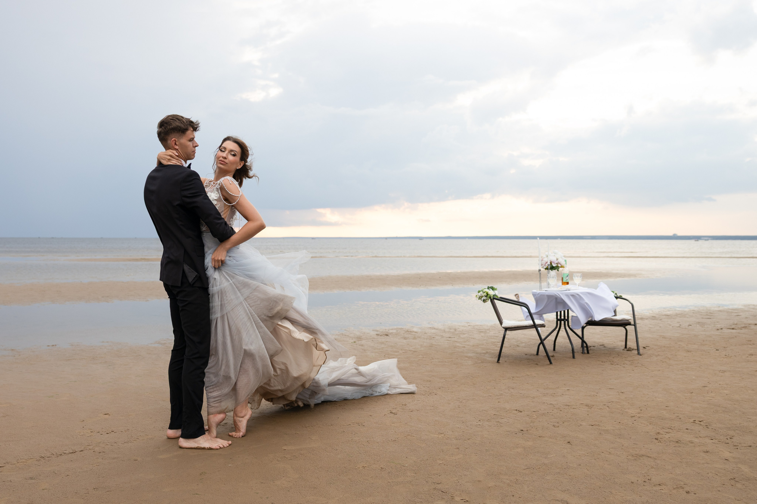 Свадебный ужин для двоих на берегу Финского залива. Фотограф в Санкт-Петербурге Вагнер Юлия