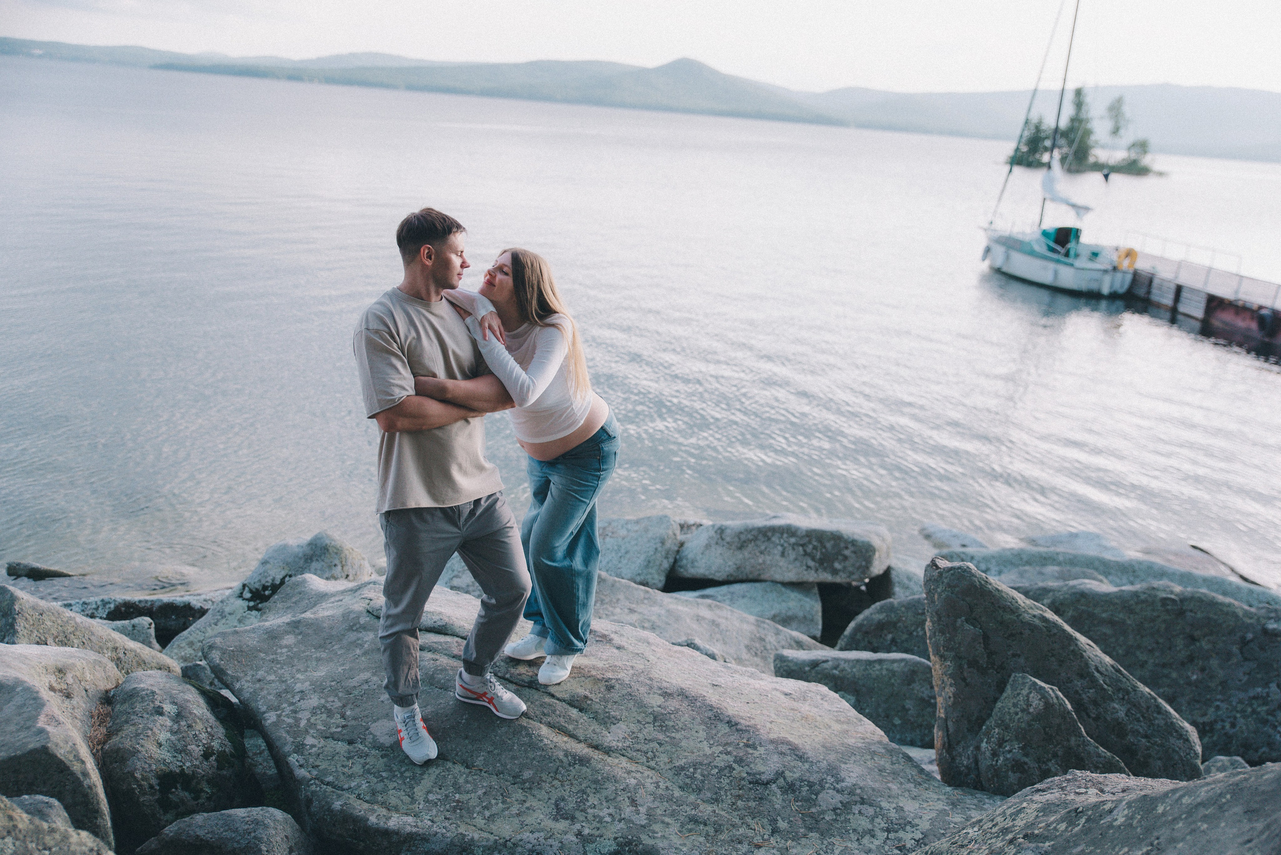 Фотосессия пары на берегу. Семейный фотограф в Миассе Ольга Широковская