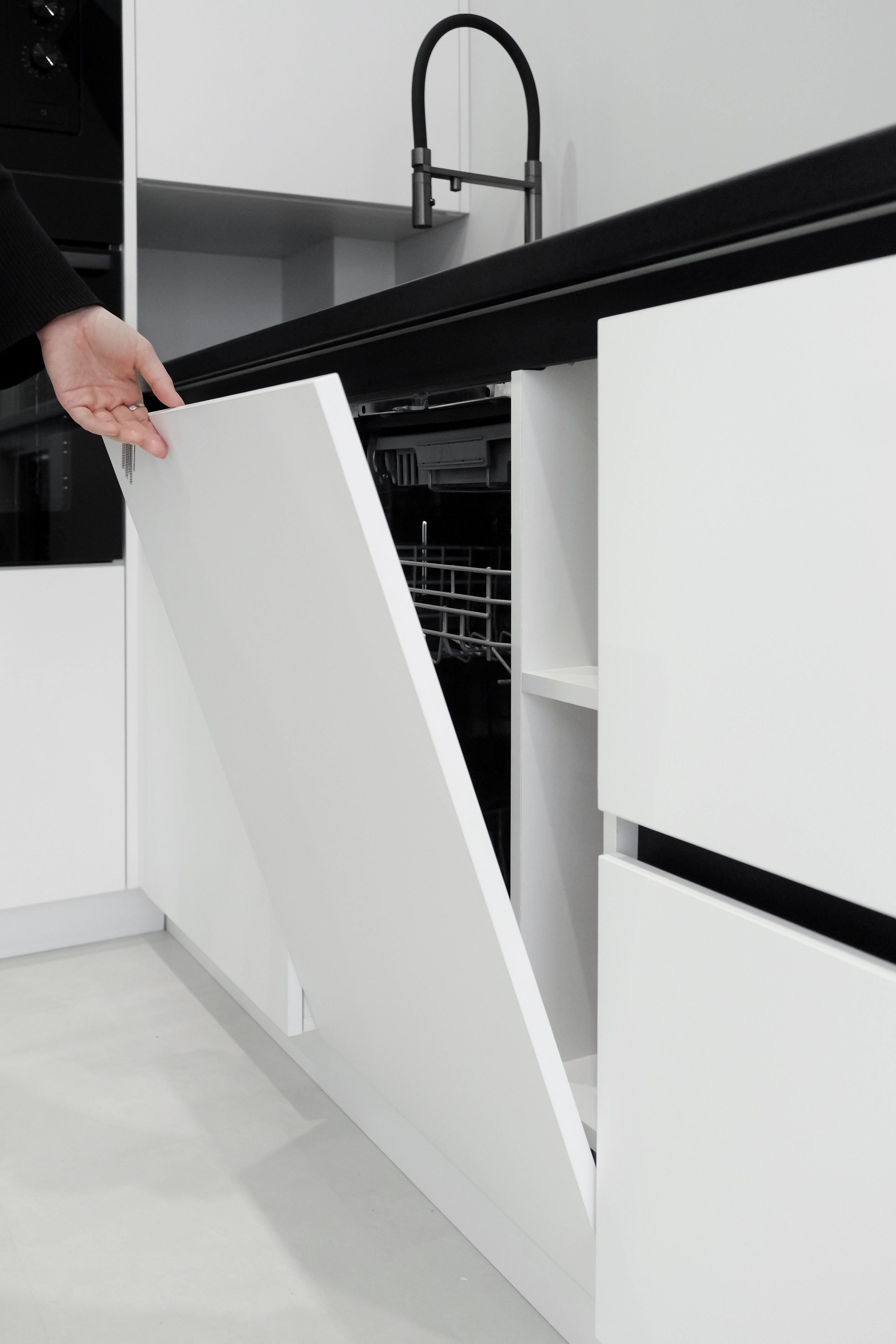 Мебель на заказ в Томске ЖК Михайловский Парк | Минималистичная кухня. ГУДРУМ — Мебель на заказ в Томске | Кухни | Шкафы | Стулья и Столы