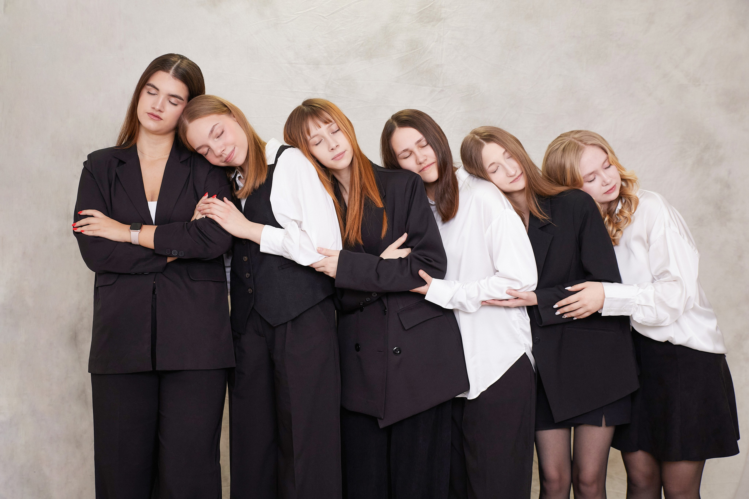 Стильный выпускной школьный альбом 9 и 11 класс «Классика» Тюмень. Выпускные альбомы в Тюмени для школ, садов, вузов спортивных секций