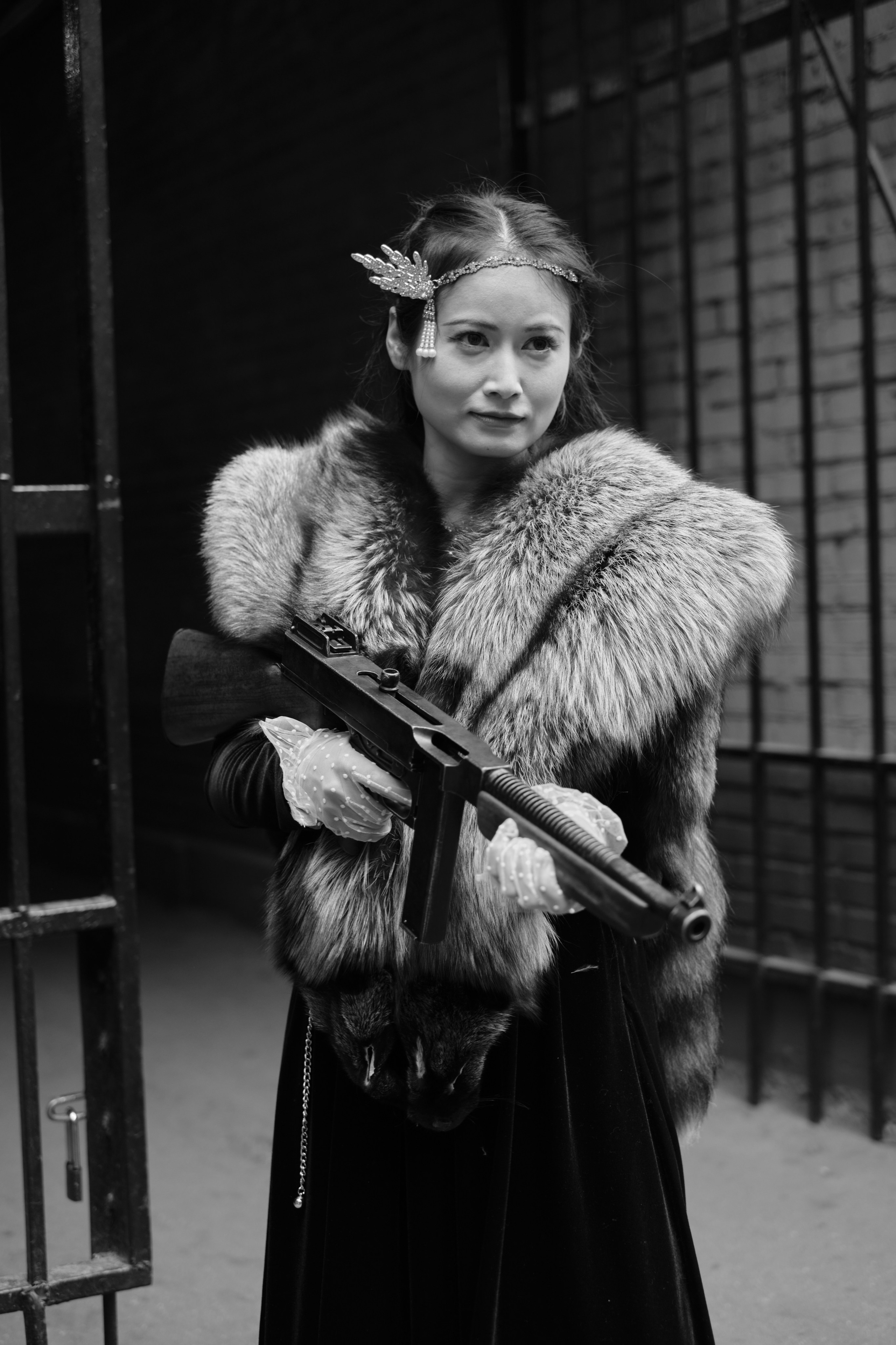 Девушка азиатской внешности с автоматом Томсона