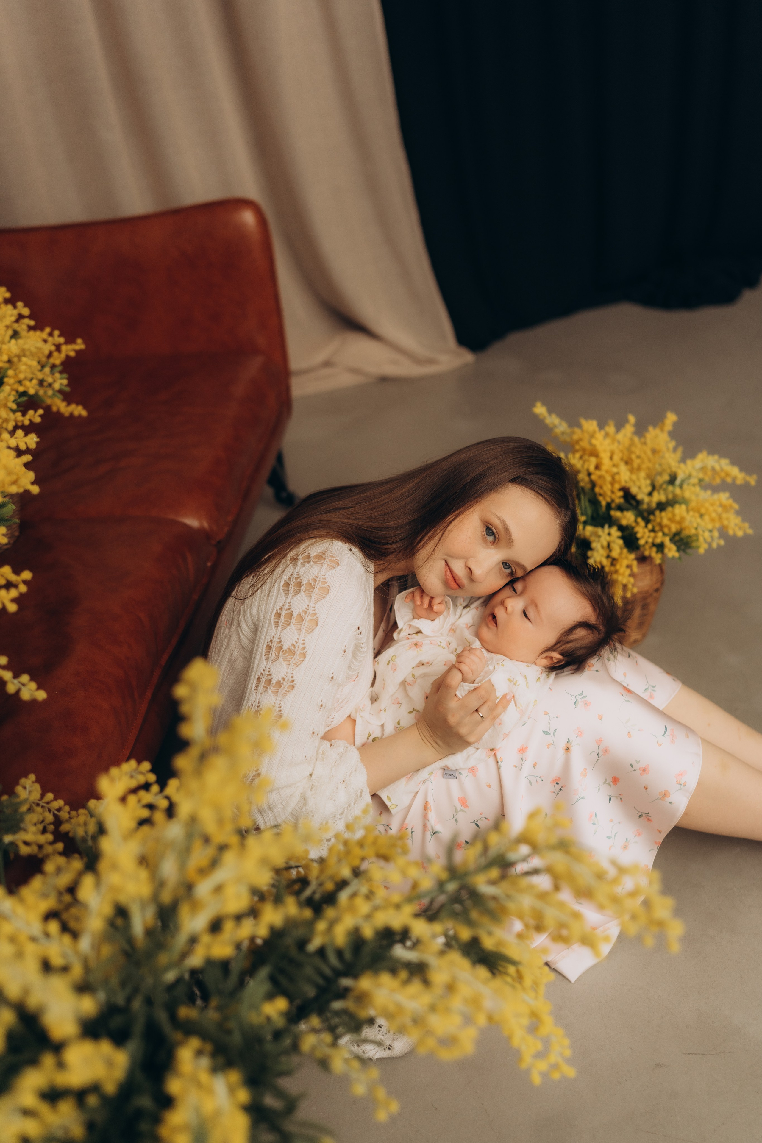 Мама с дочкой и мимозы. Семейный фотограф в Казани
