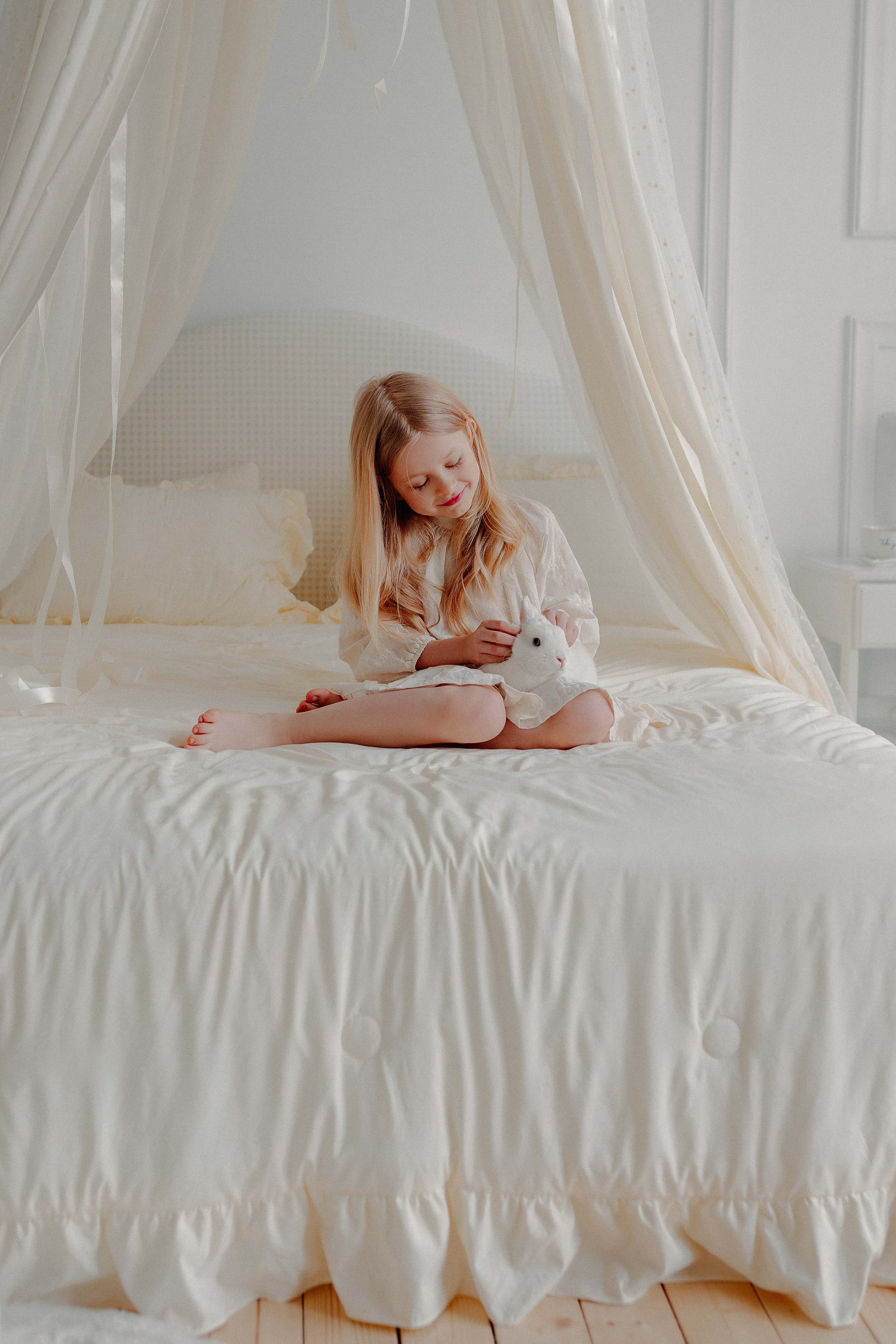 Семейный фотограф спб, фотосессия с зайчатами, фотография ребенка в пасхальном интерьере, фотограф санкт-петербург, детская фотосессия, белый интерьер, пасха, пасхальные яйца, девочка в белом платье, фотосессия с кроликом, куличи, пасха, пасхальное убранство, пасхальный стол