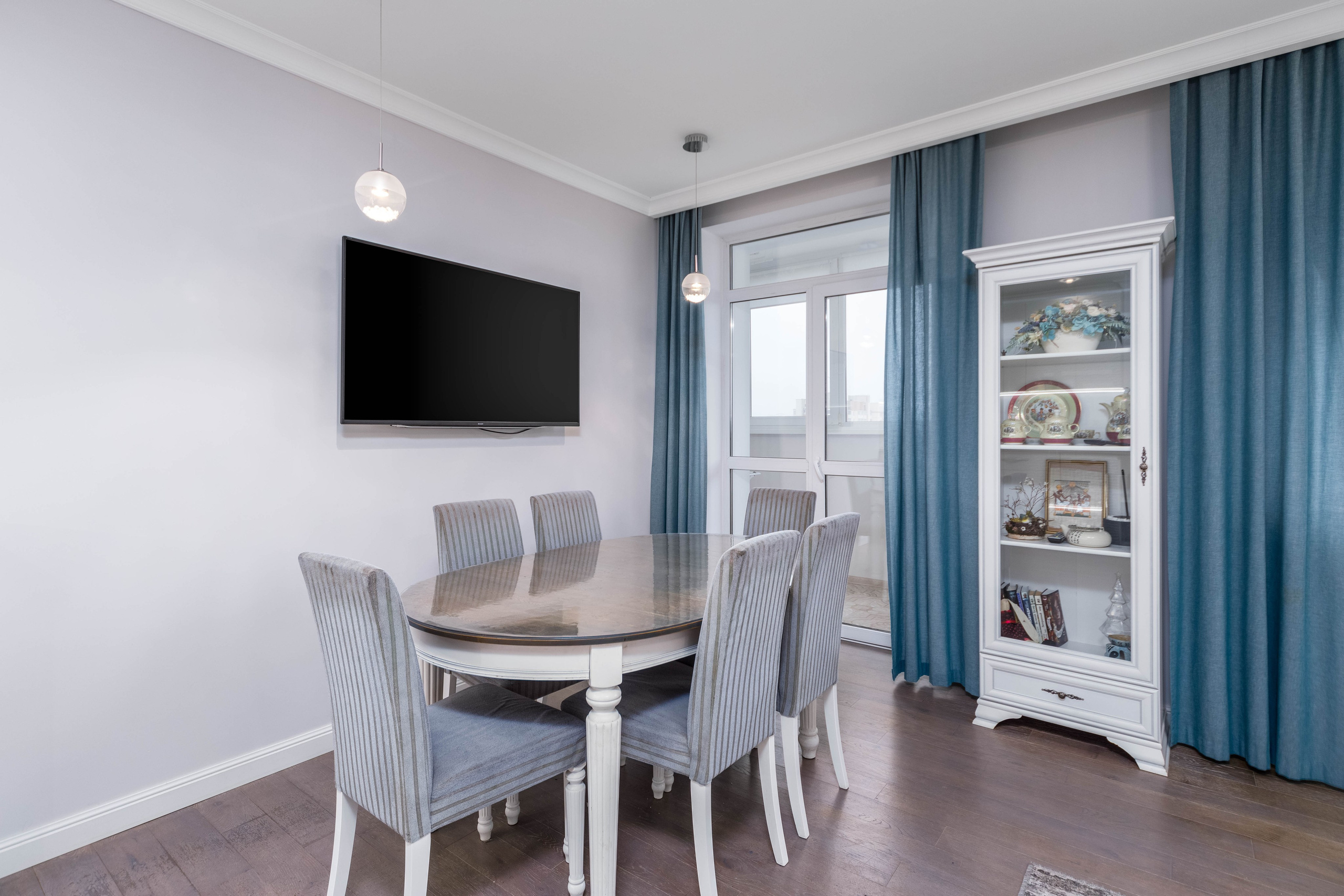 Зона приёма пищи в трёхкомнатной квартире в ЖК Дипломат