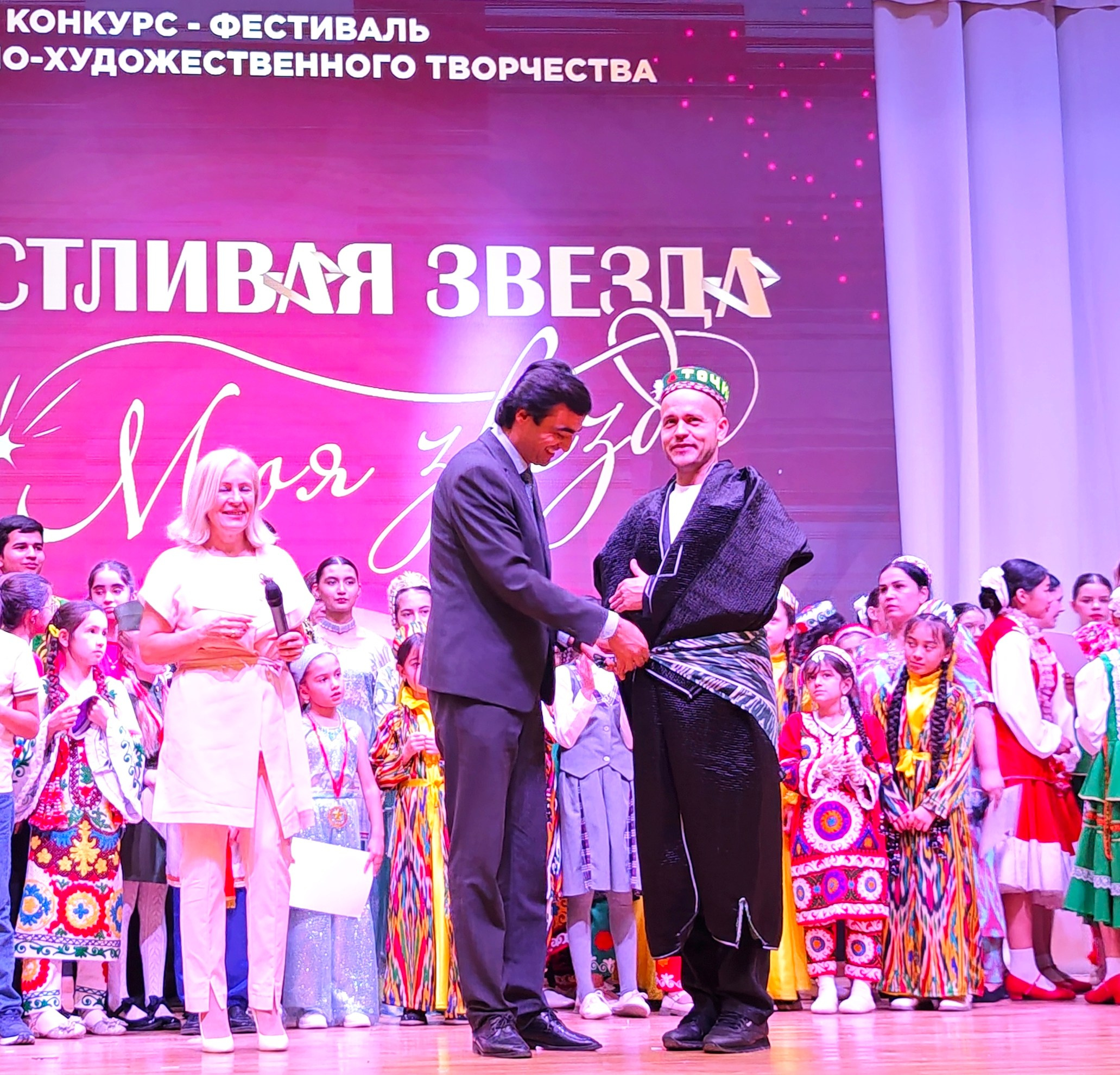 1 ноября 2025 г, г. Бохтар, Таджикистан. Золотое яблочко