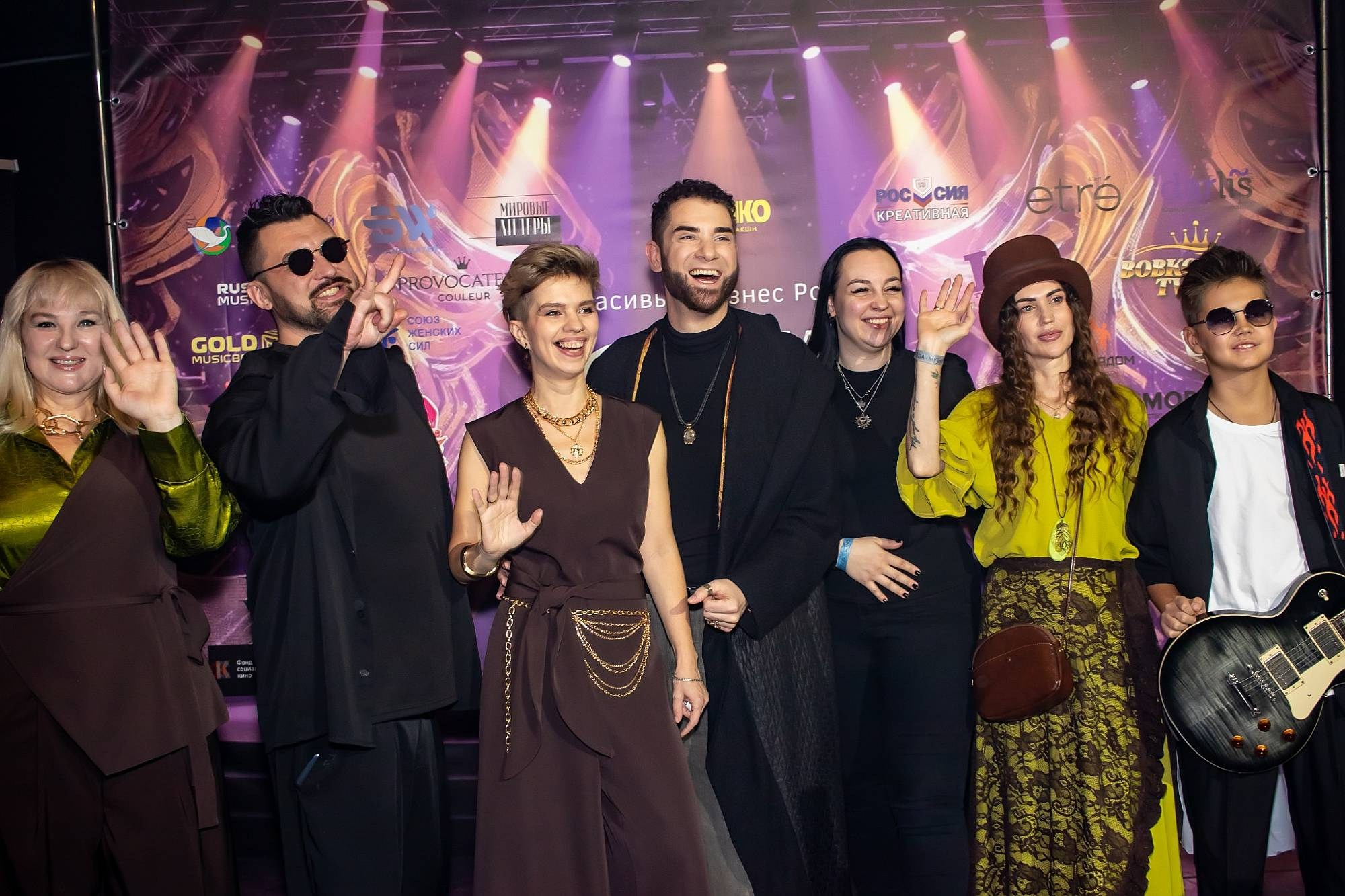 Команда дизайнеров и артистов на пресс-волле проекта Красивый Бизнес России — фотограф Карасёва Елена