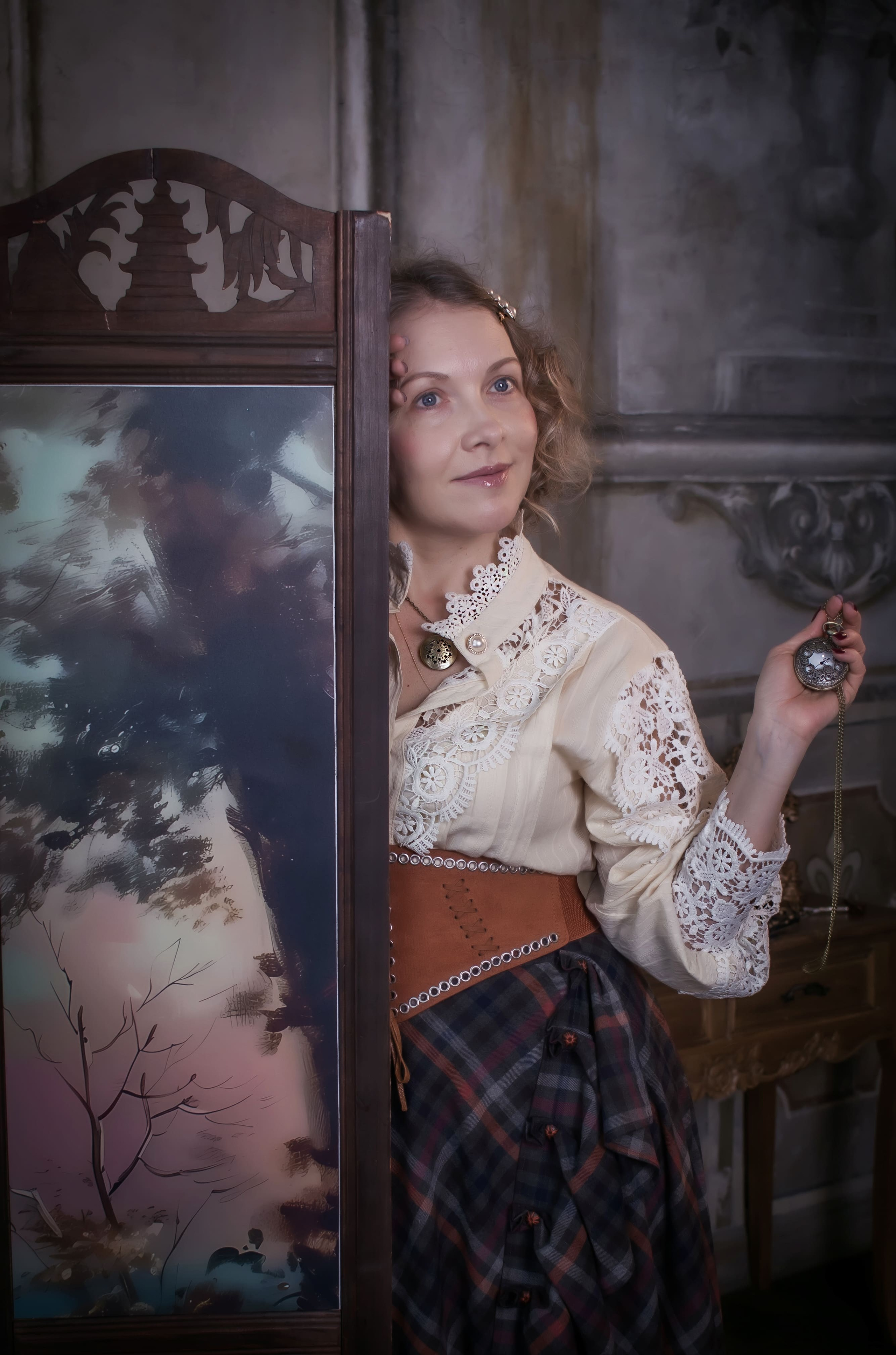 Женский портрет в историческом образе XIX века у старинной картины, фотограф Карасёва Елена