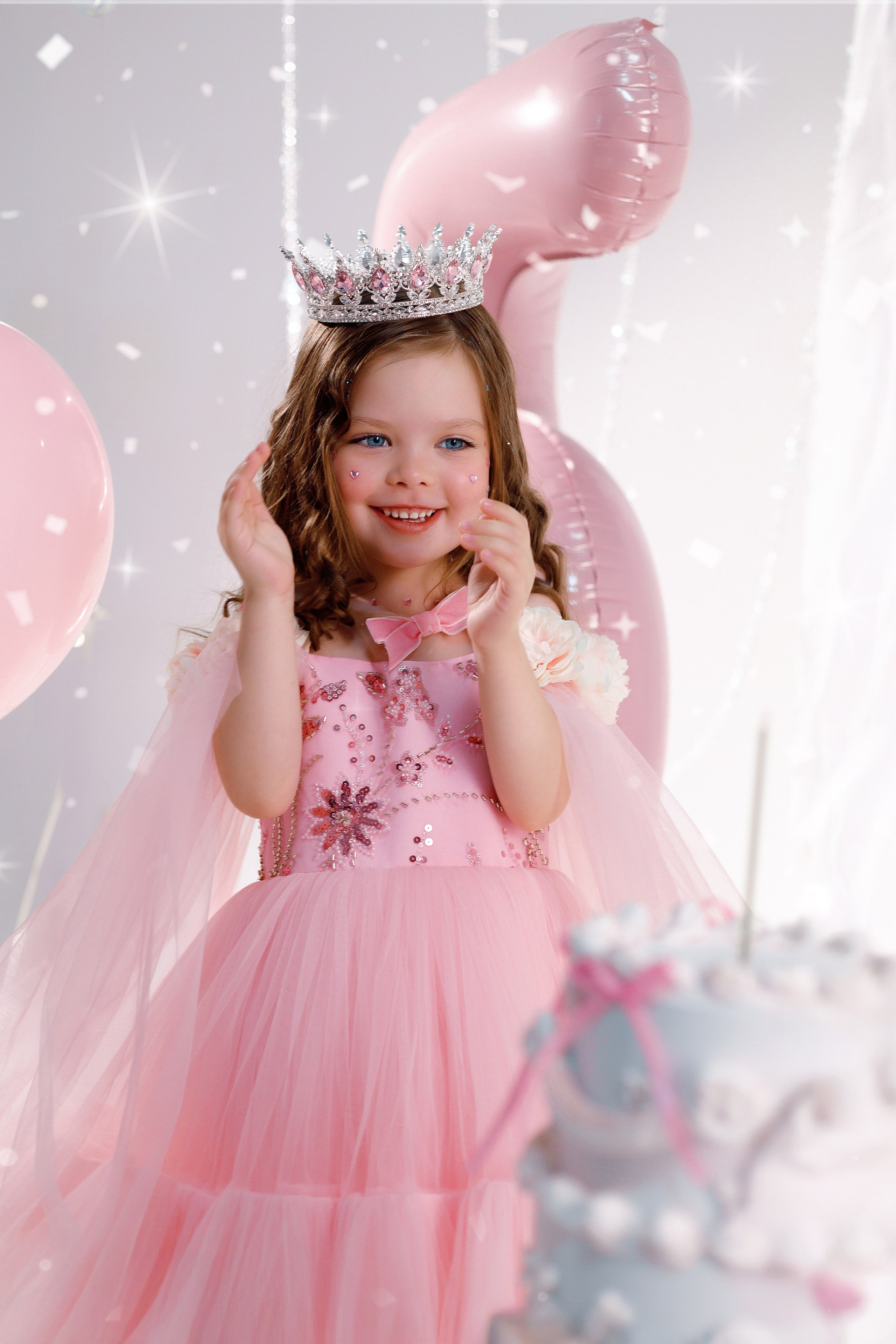 Счастливая девочка на день рождении 5 лет