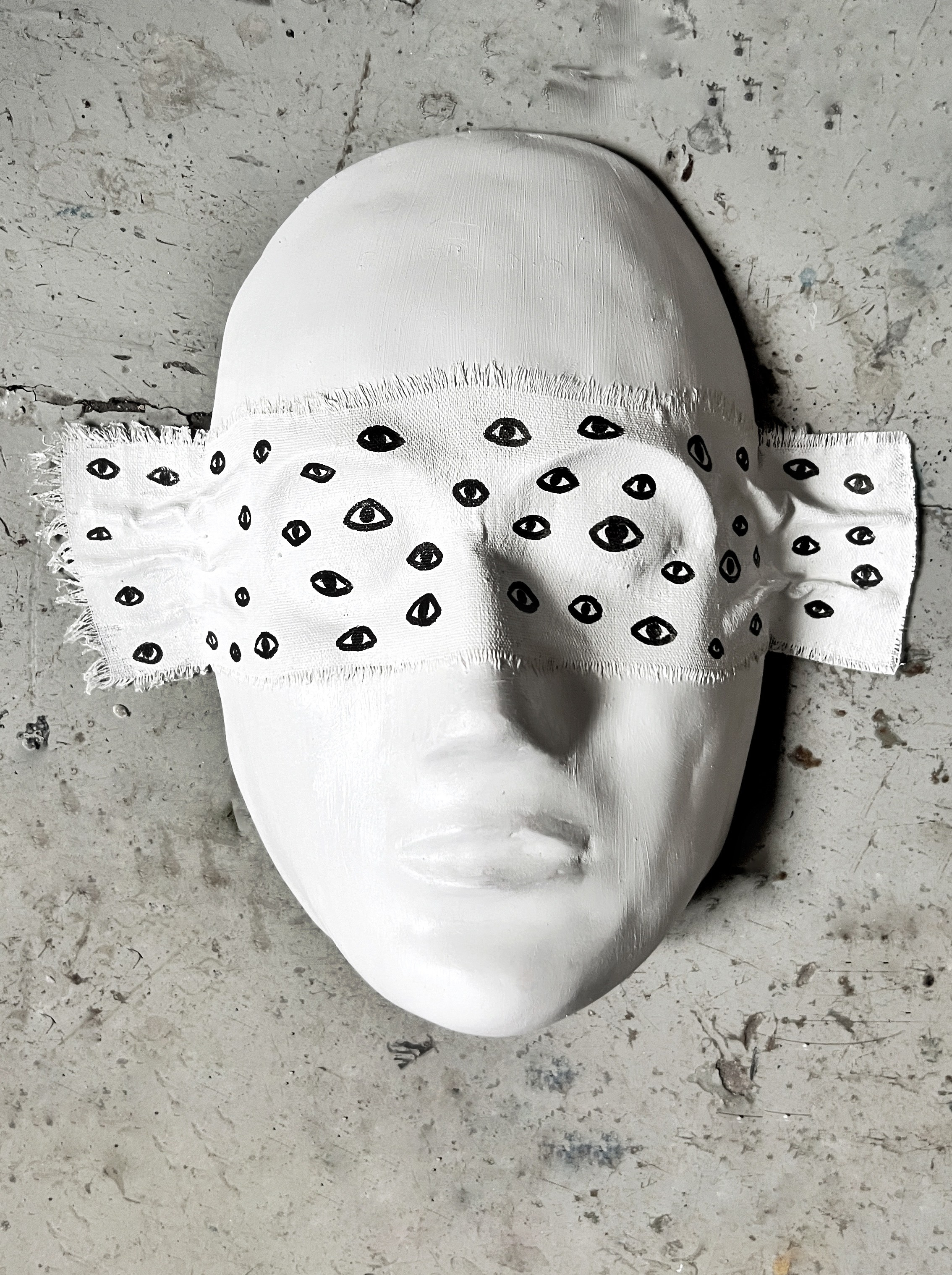 Тысячи взглядов. Гипс, акрил, ткань. 23х19 см. 2024 г. 20 000 руб