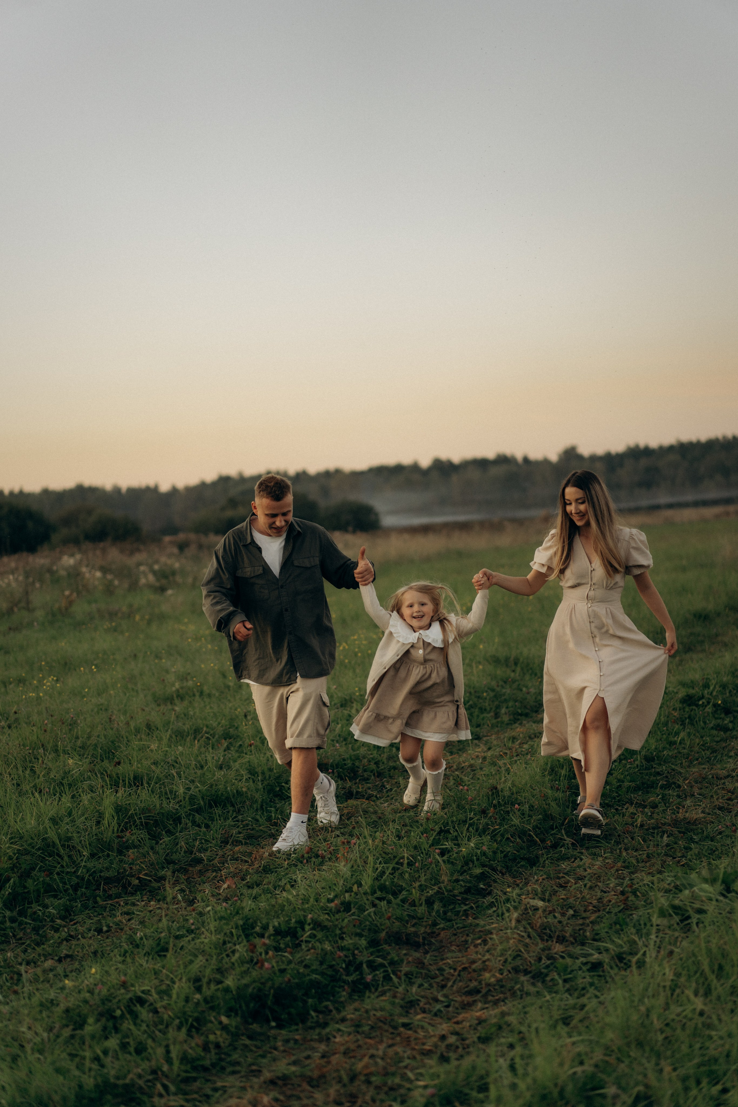 Летний вечер в поле. Семейный lifestyle фотограф в Москве Рената Рафикова