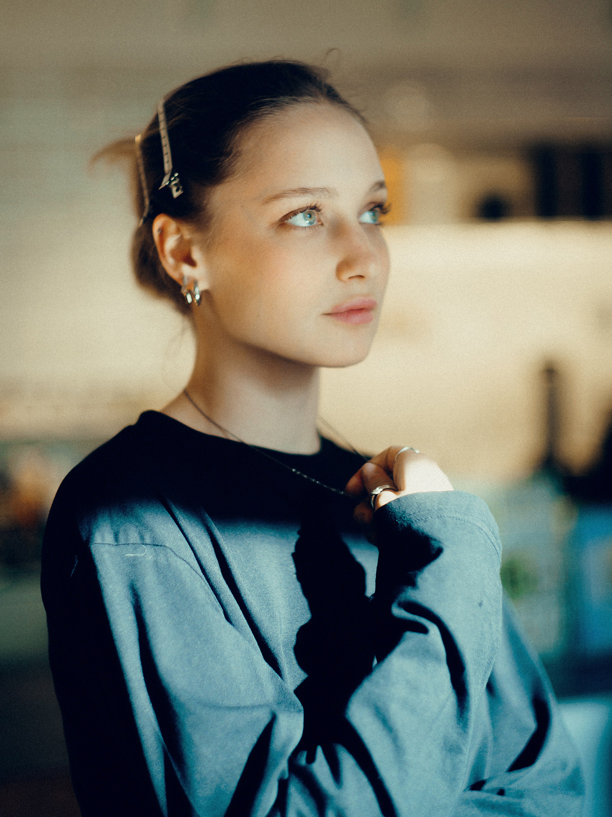 Портретная женская съемка в кофейне