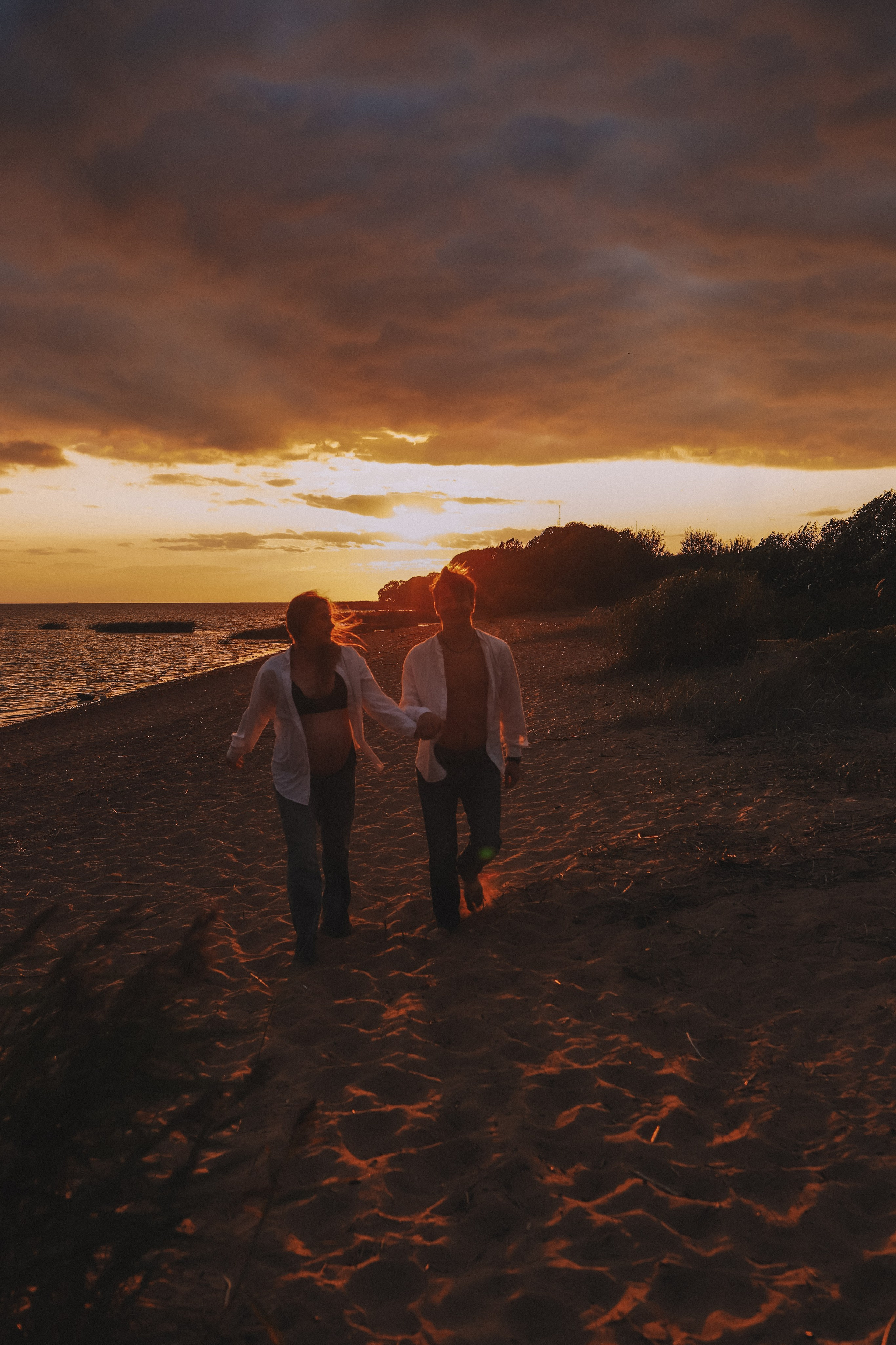 Пара держится за руки на фоне заката, финальный кадр