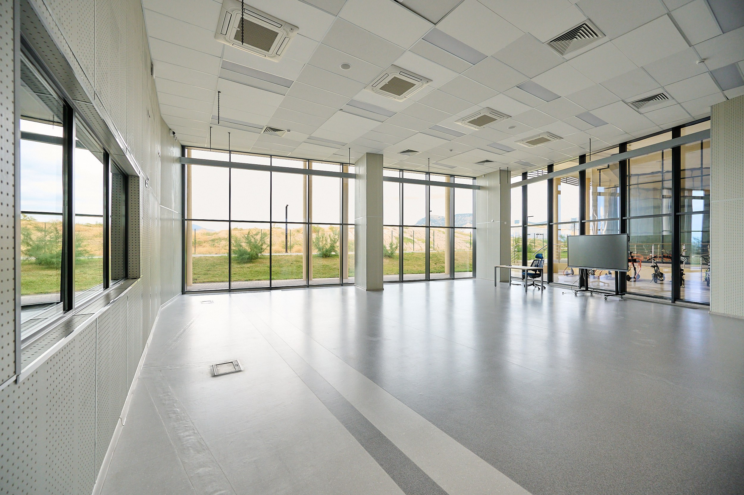 Интерьерная съемка офиса с панорамными окнами