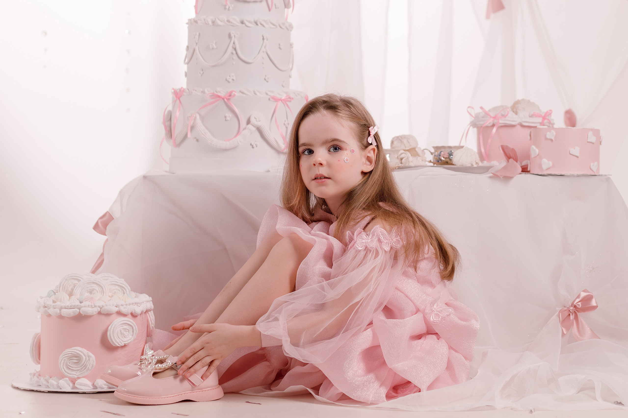 Фотосессия на День Рождения для девочек — сладкий праздник в сказочных декорациях. Детский студийный фотограф Сочи